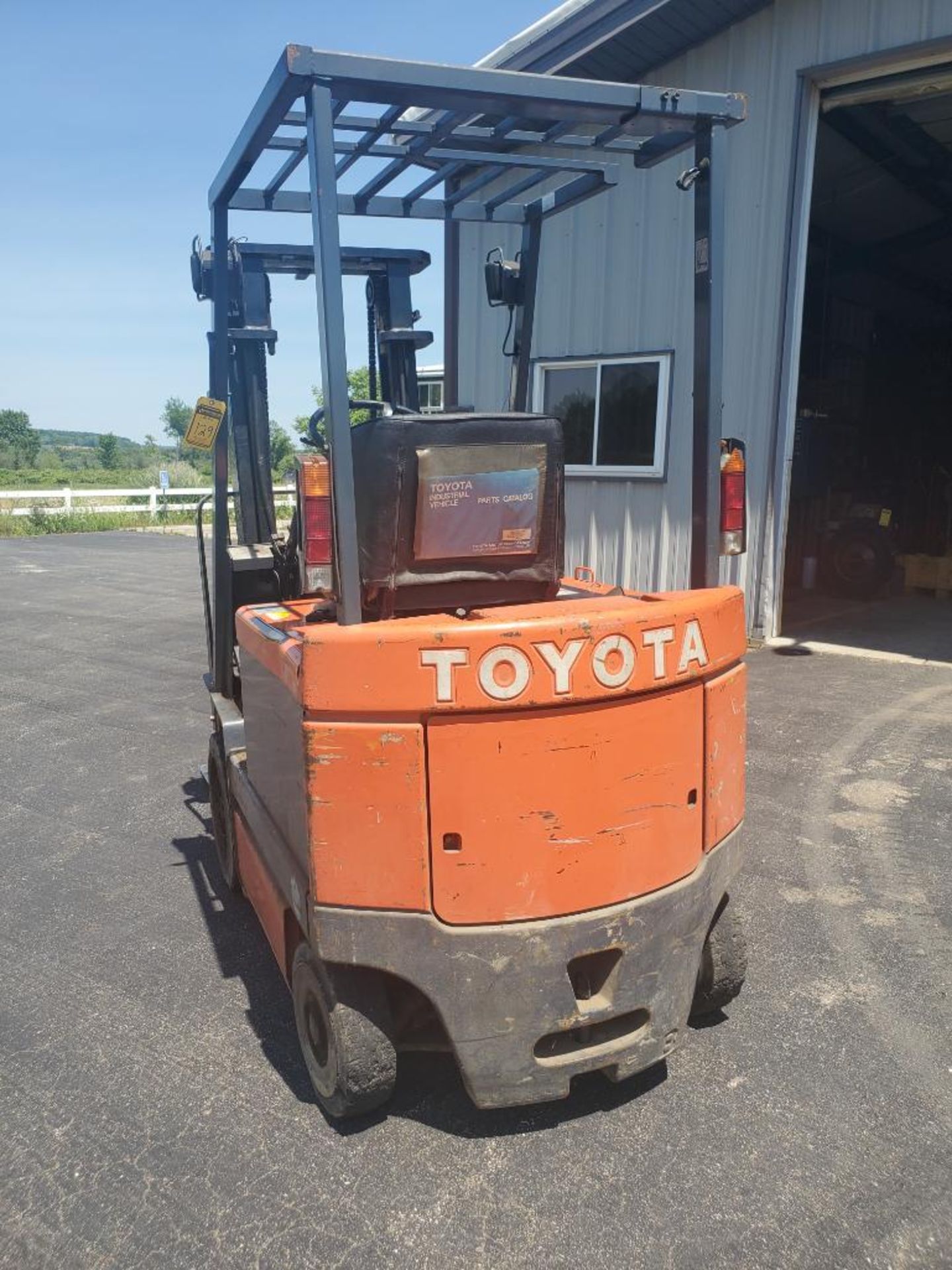 TOYOTA 3,500 LB. CAPACITY ELECTRIC FORKLIFT, MODEL 30-5FBC18, 36-VOLT, 82 1/2 2-STAGE MAST, 42'' - Image 9 of 13