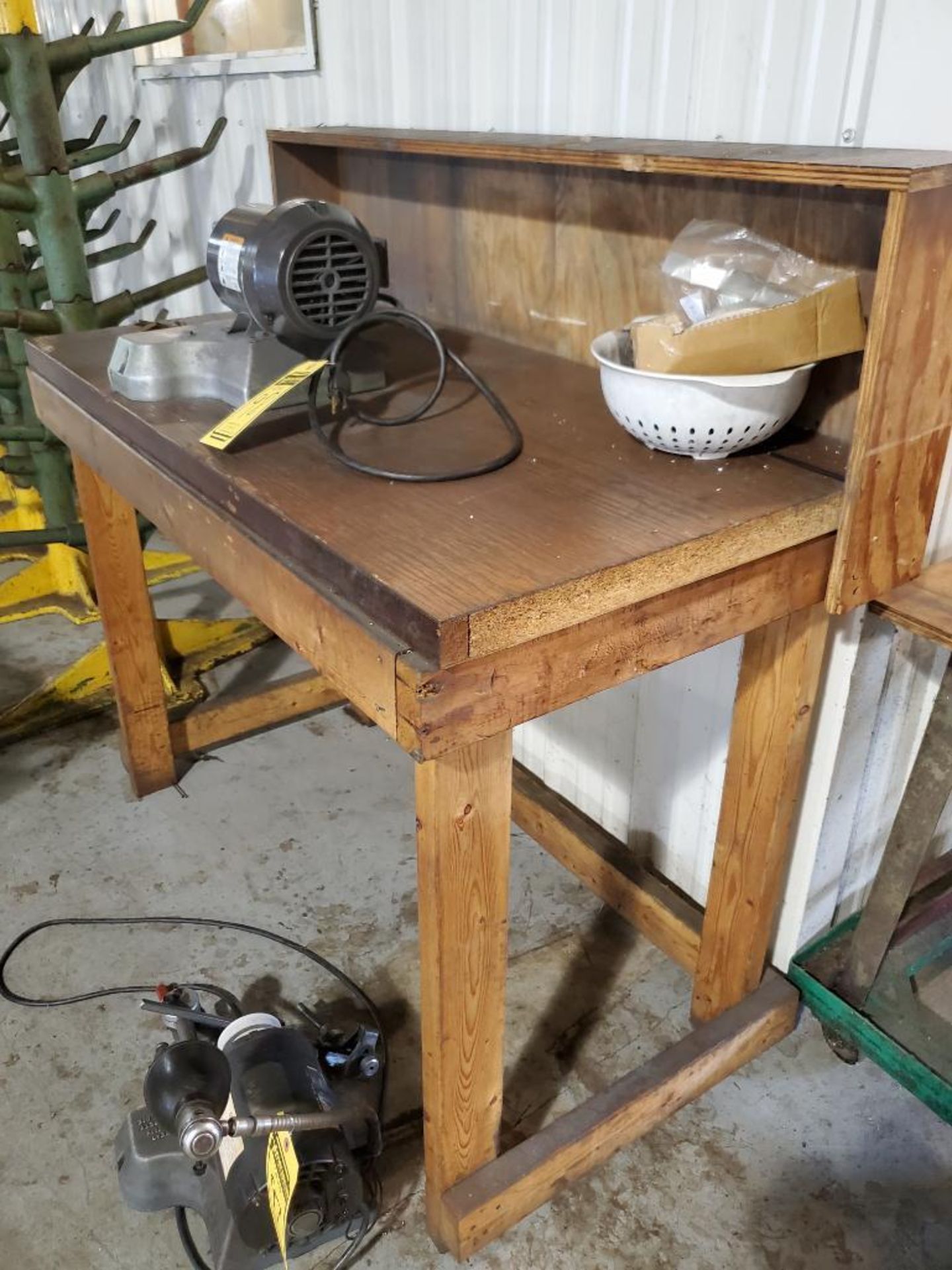 BENCH TOP GRINDER MOUNTED ON TABLE - Image 2 of 2