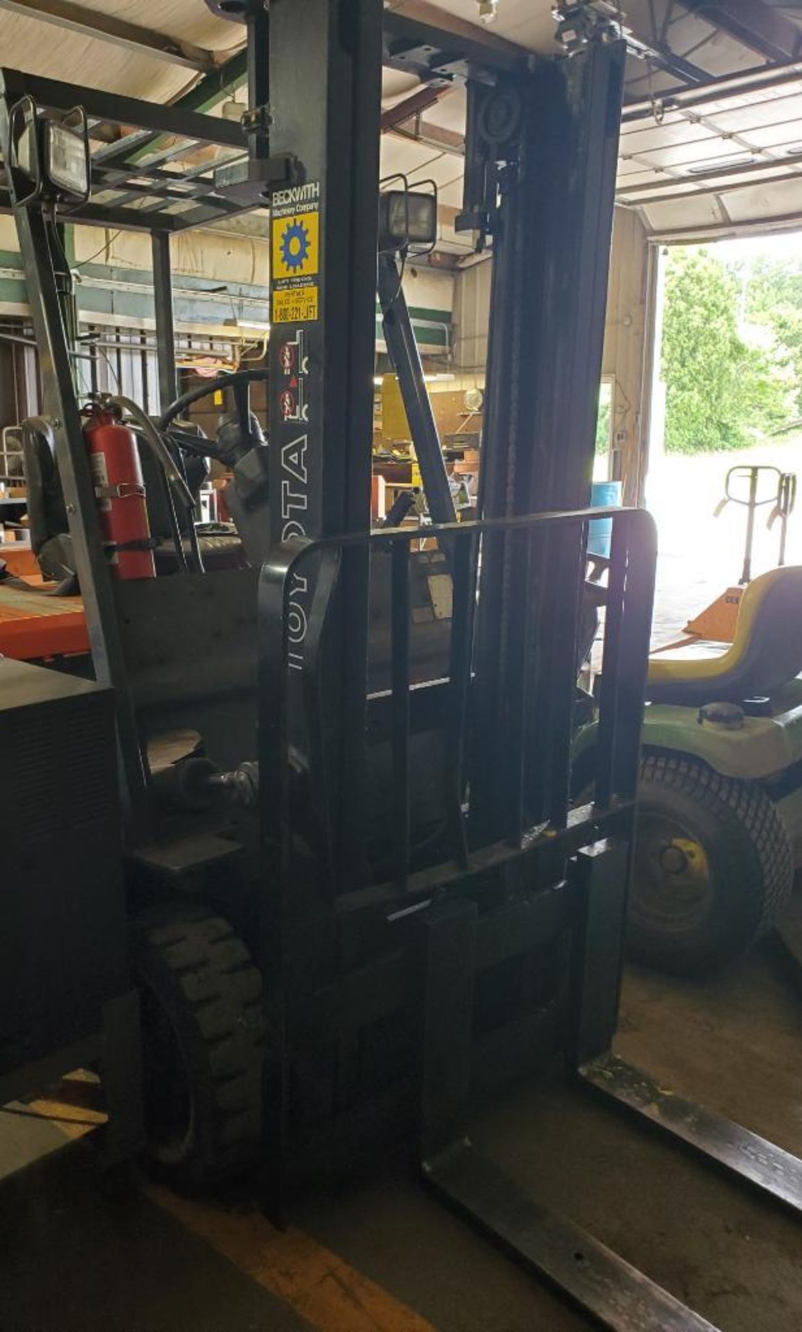 TOYOTA 3,500 LB. CAPACITY ELECTRIC FORKLIFT, MODEL 30-5FBC18, 36-VOLT, 82 1/2 2-STAGE MAST, 42'' - Image 8 of 13