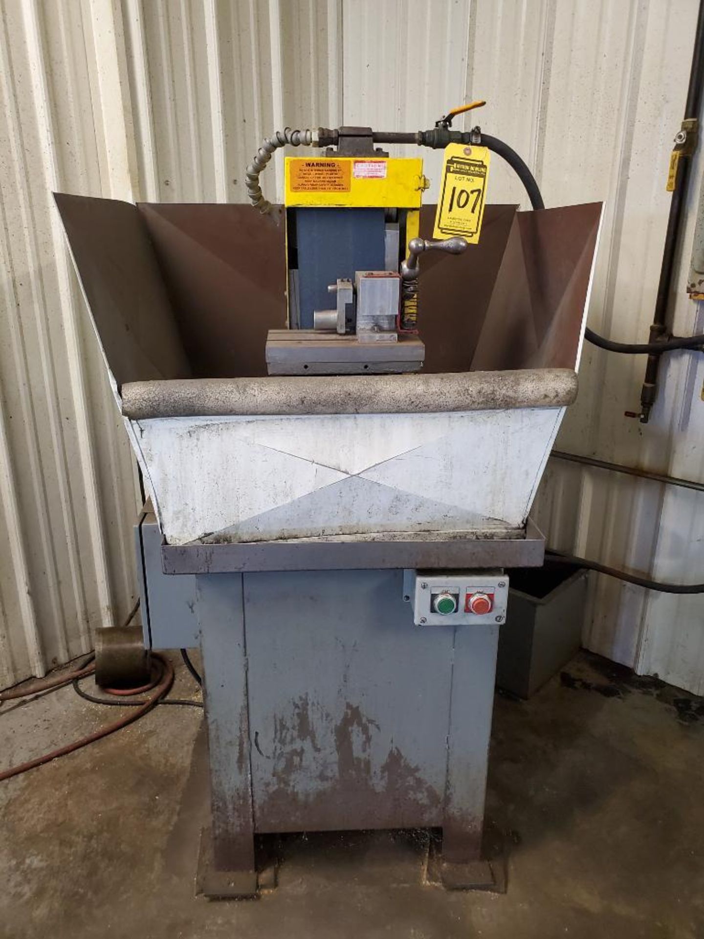 KALAMAZOO 6'' VERTICAL METAL BELT GRINDER, WASH SYSTEM, ENCLOSURE, 10'' X 6'' TABLE, FEED ASSEMBLY