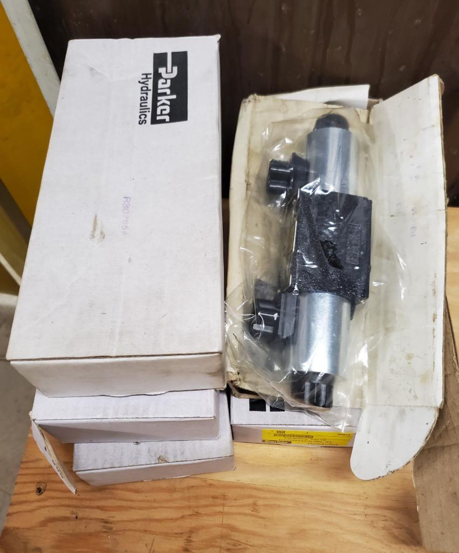 (5) PARKER HYDRAULIC SOLENOID VALVES