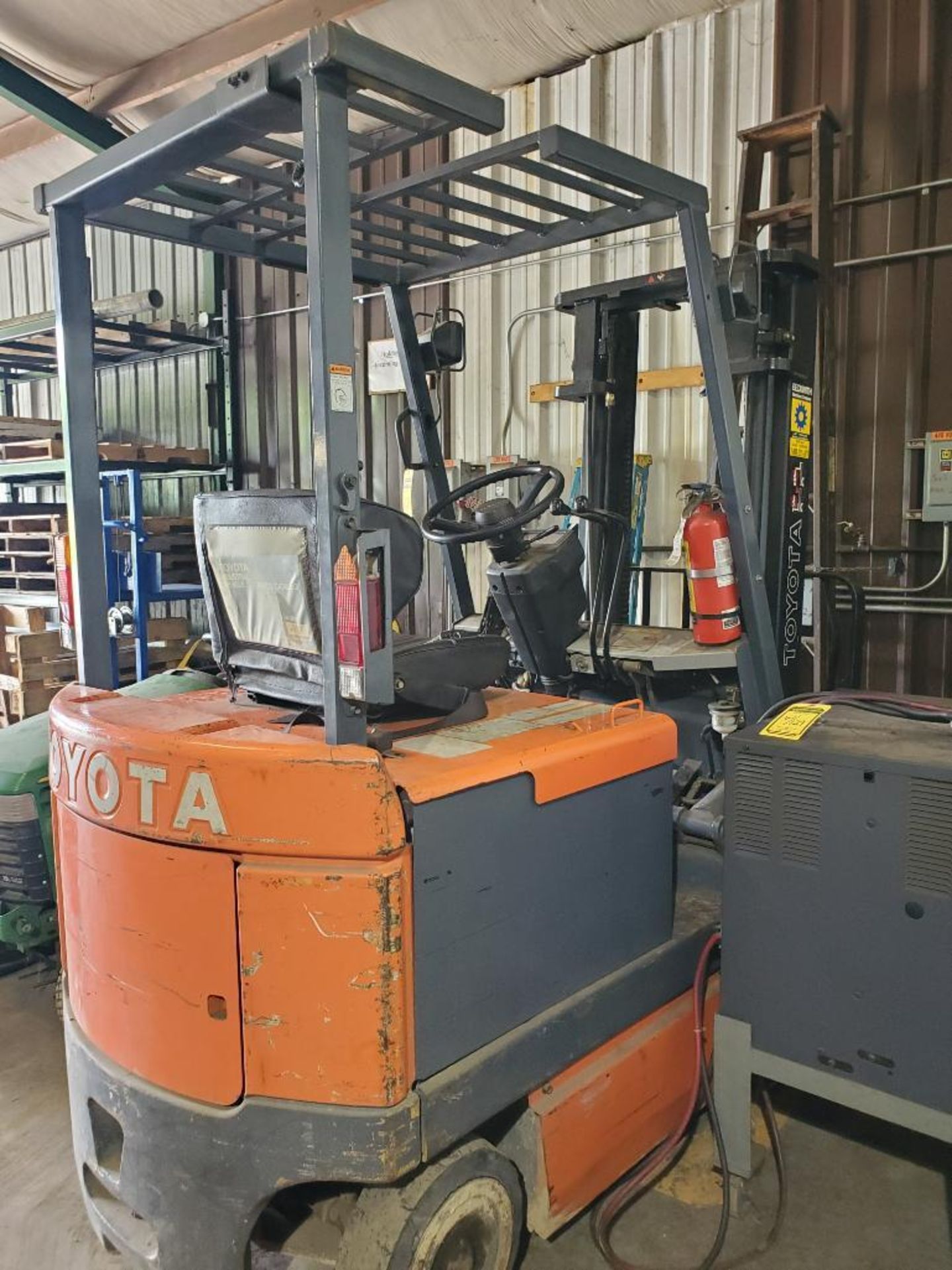 TOYOTA 3,500 LB. CAPACITY ELECTRIC FORKLIFT, MODEL 30-5FBC18, 36-VOLT, 82 1/2 2-STAGE MAST, 42'' - Image 6 of 13