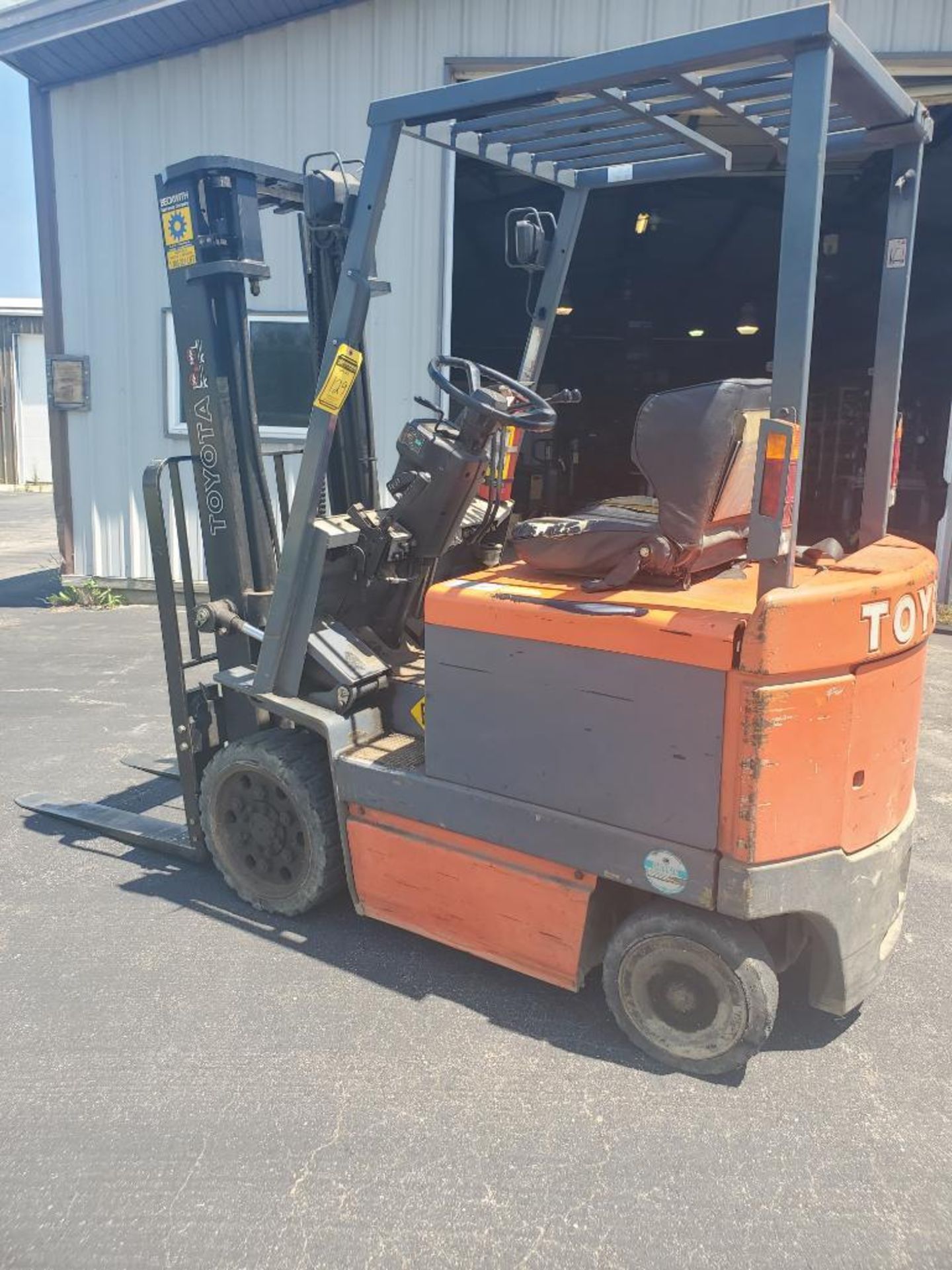 TOYOTA 3,500 LB. CAPACITY ELECTRIC FORKLIFT, MODEL 30-5FBC18, 36-VOLT, 82 1/2 2-STAGE MAST, 42'' - Image 7 of 13