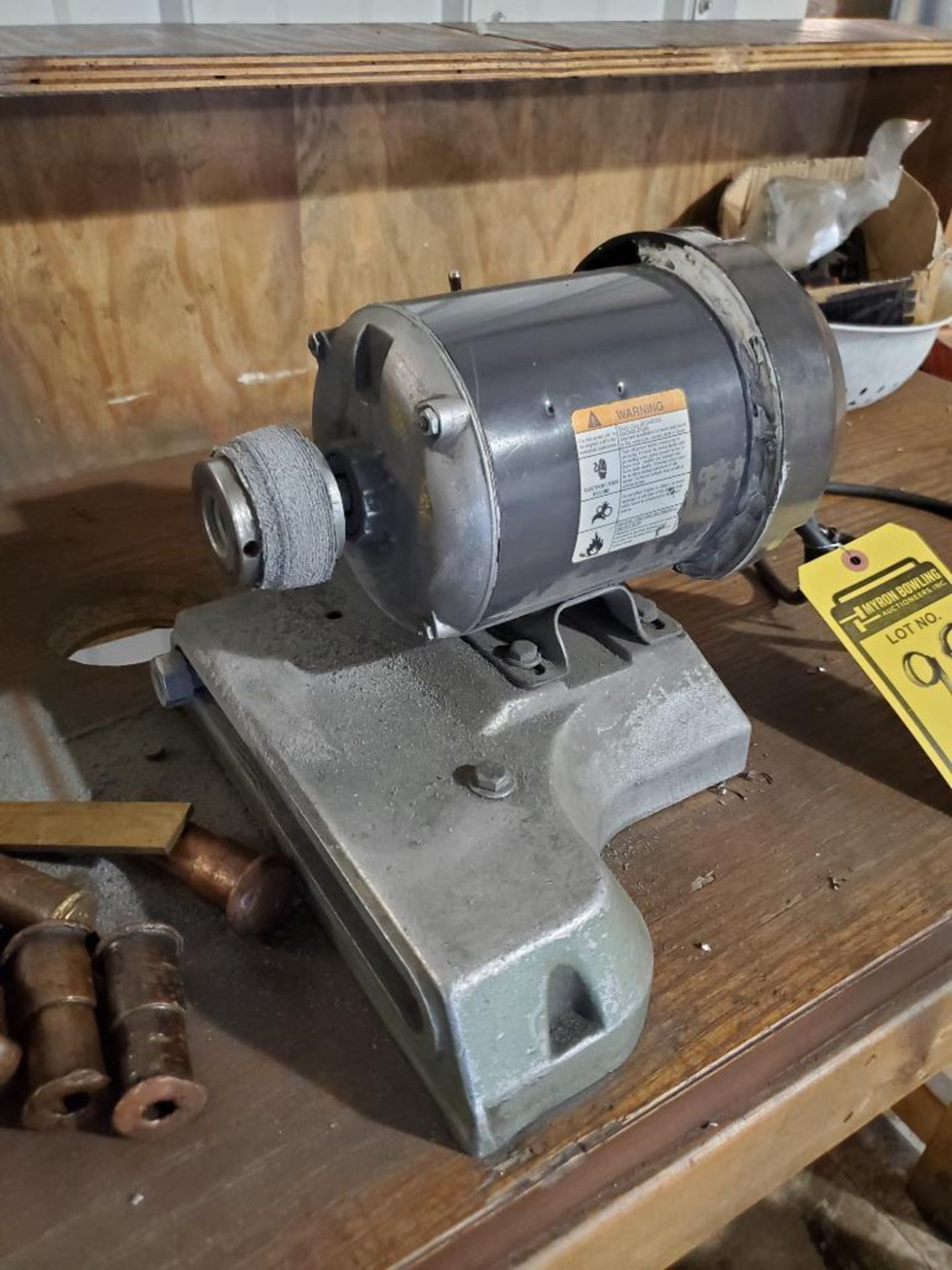 BENCH TOP GRINDER MOUNTED ON TABLE