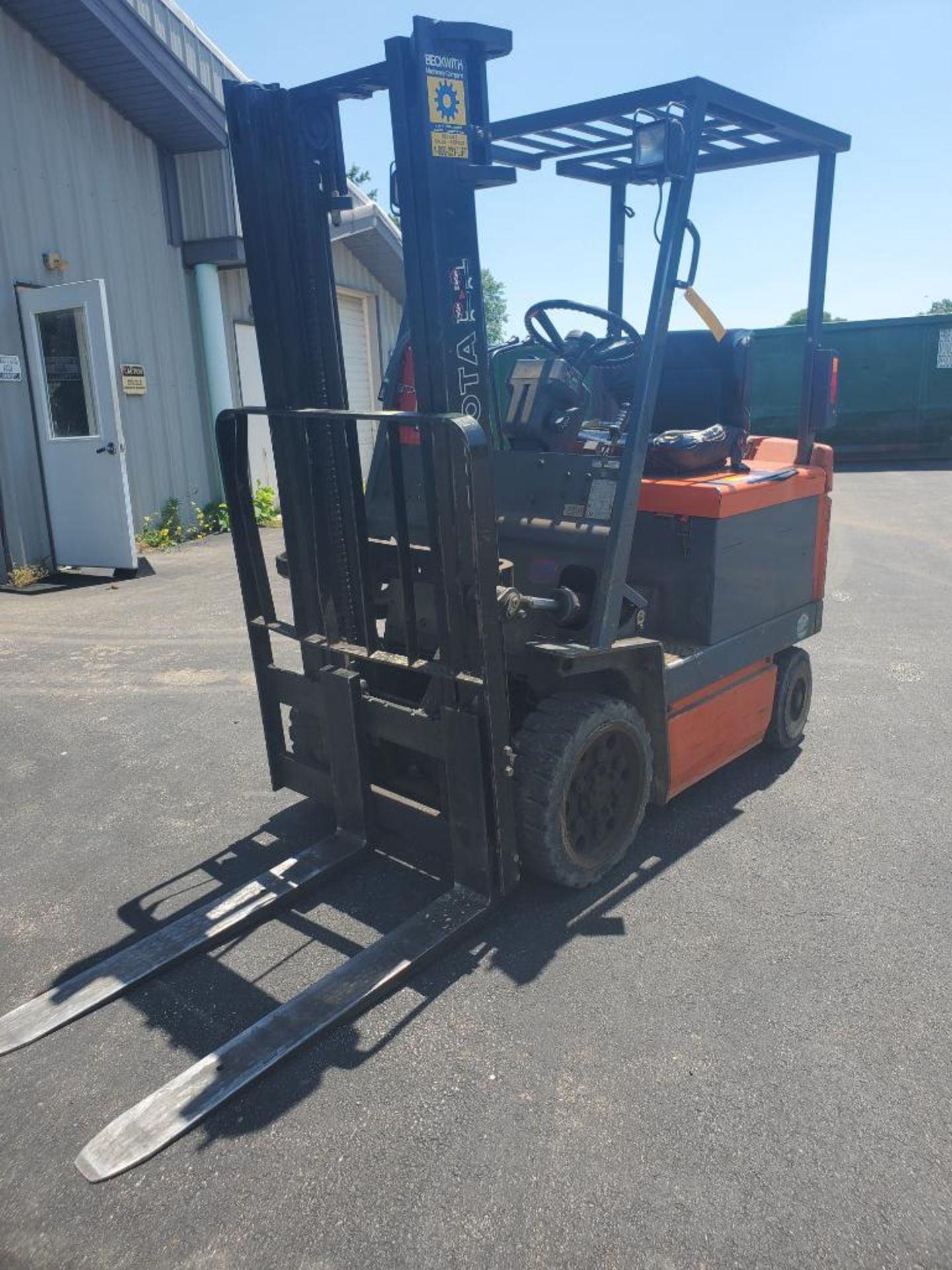 TOYOTA 3,500 LB. CAPACITY ELECTRIC FORKLIFT, MODEL 30-5FBC18, 36-VOLT, 82 1/2 2-STAGE MAST, 42'' - Image 5 of 13