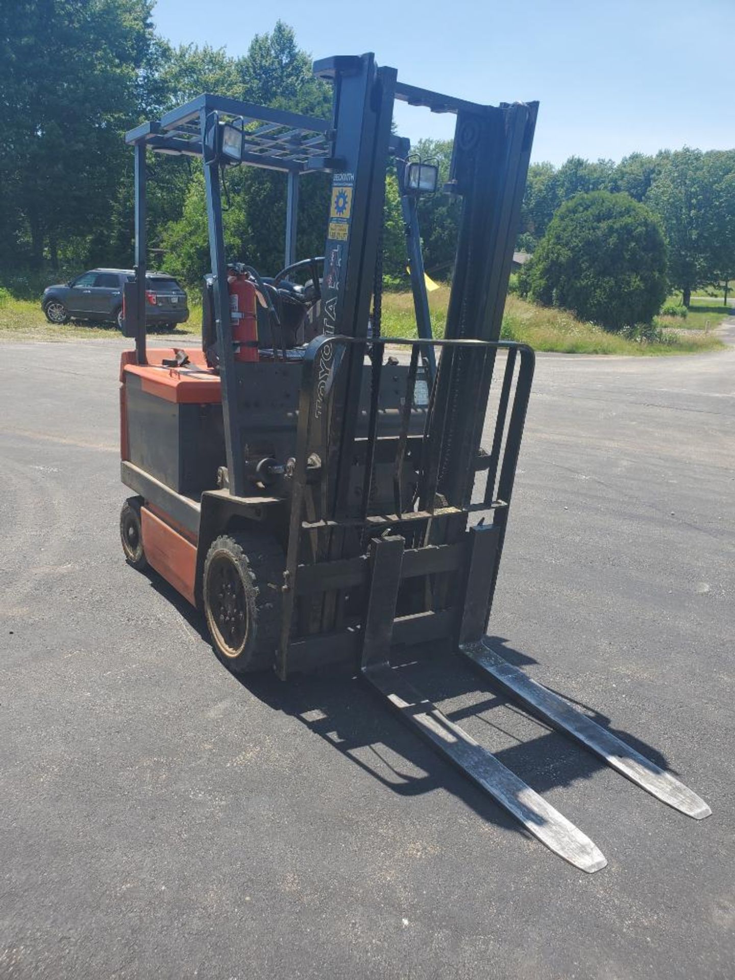 TOYOTA 3,500 LB. CAPACITY ELECTRIC FORKLIFT, MODEL 30-5FBC18, 36-VOLT, 82 1/2 2-STAGE MAST, 42'' - Image 3 of 13