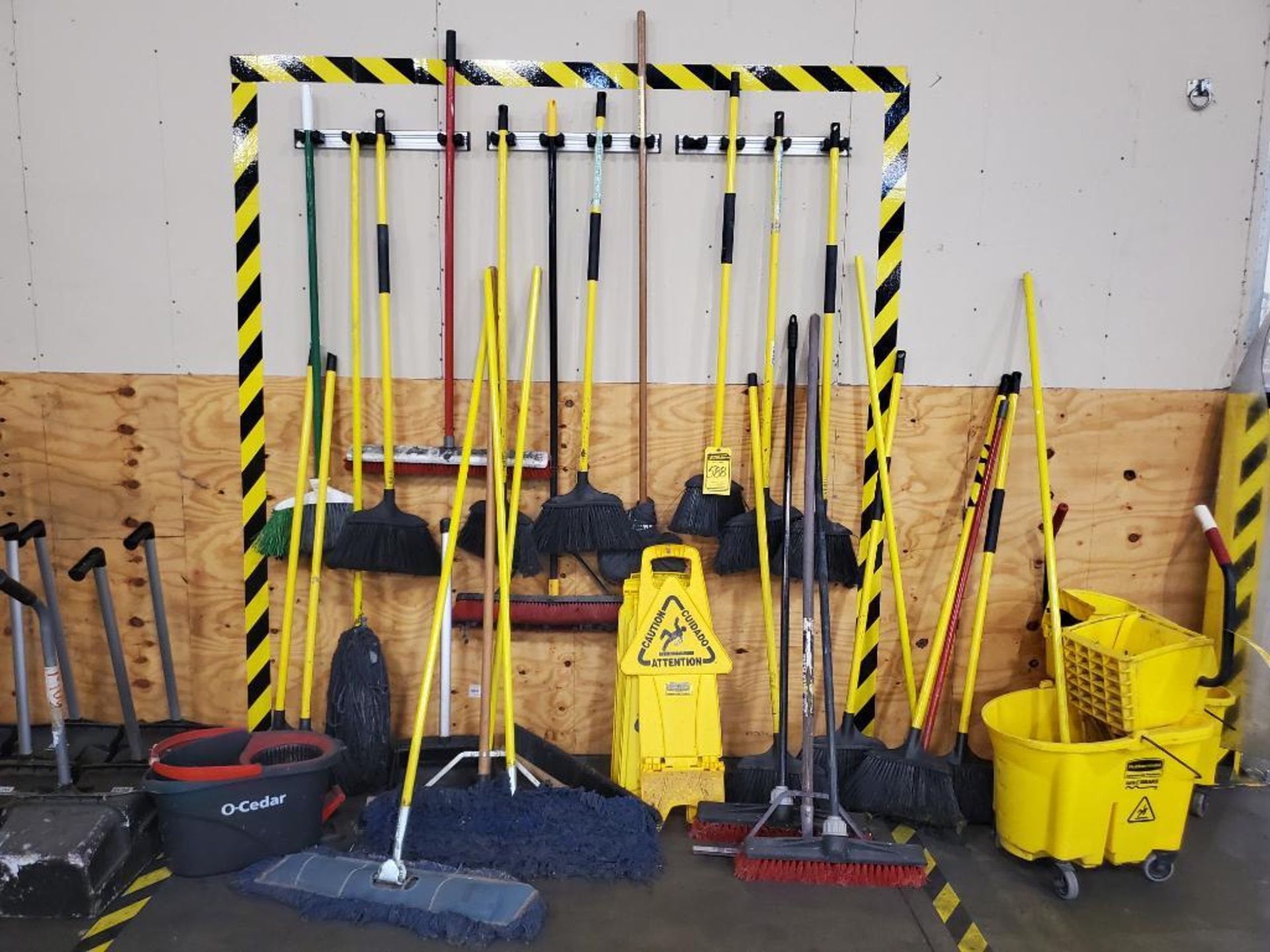 CLEANING TOOLS; BROOMS, MOPS, DUST PANS, STEPS, CLEANING CARTS, ETC. - Image 3 of 5
