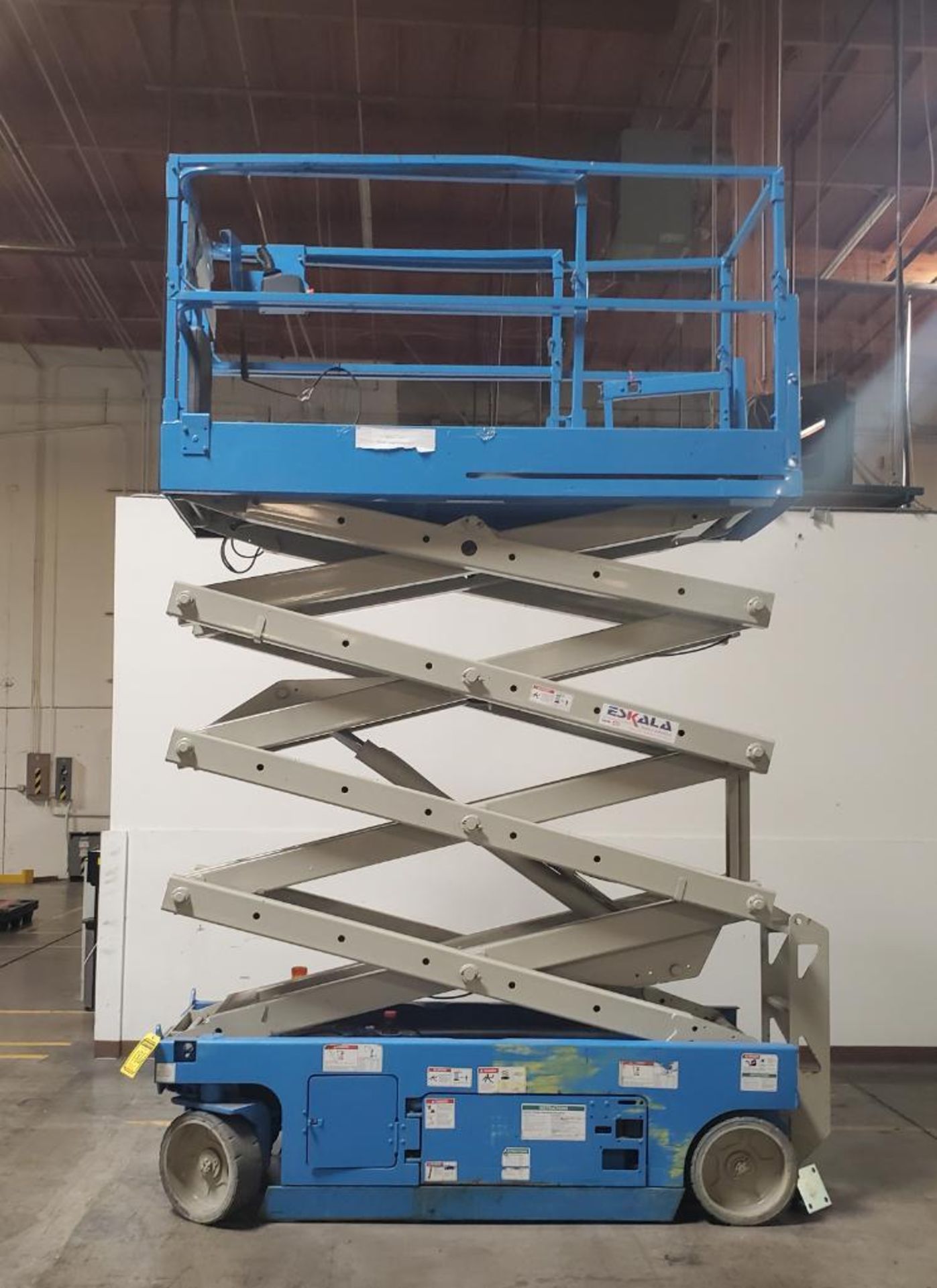 GENIE 32' SCISSOR LIFT; 110-VOLT CHARGER