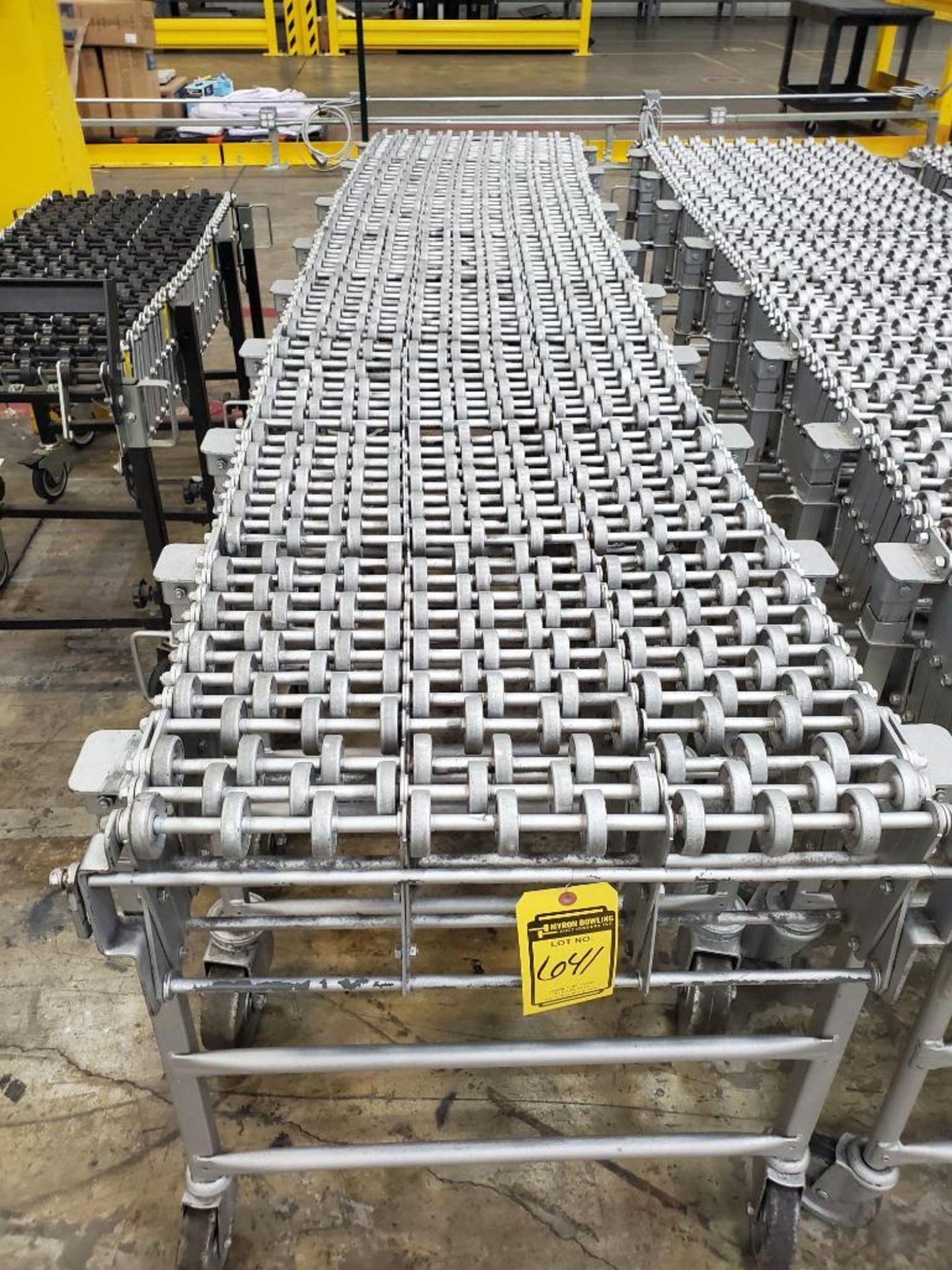 ACCORDION STYLE ROLLER CONVEYORS