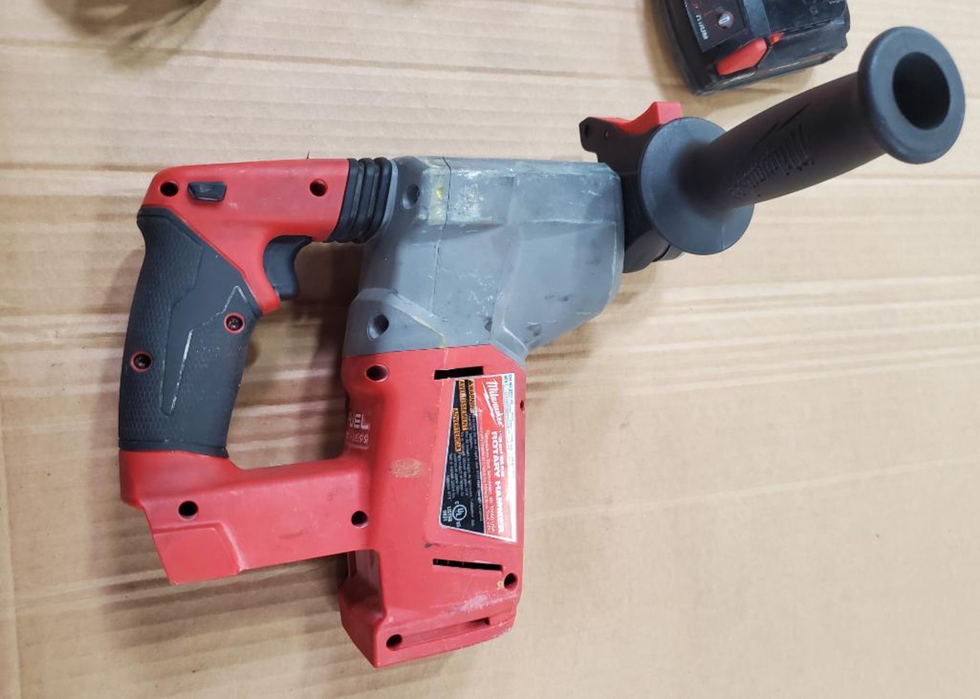 MILWAUKEE 1'' ROTARY HAMMER DILL SDS PLUS, CAT# 2712-20, S/N G17BD201900471, 18-VOLT, WITH (2) BATTE - Image 2 of 5