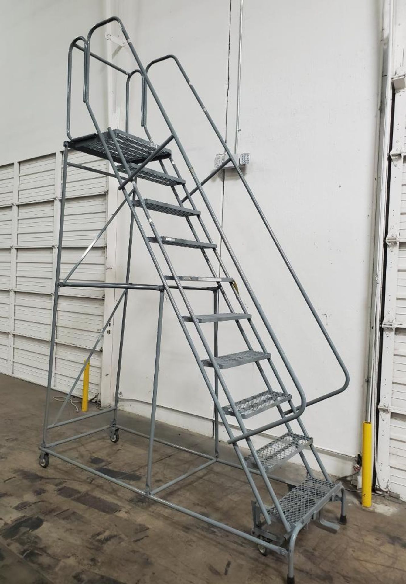 WERNER ALUMINUM 8' LADDER; MAXIMUM 300 LB., ULINE PLATFORM LADDER; 450 LB. MAX, AND PLATFORM LADDER - Image 4 of 6