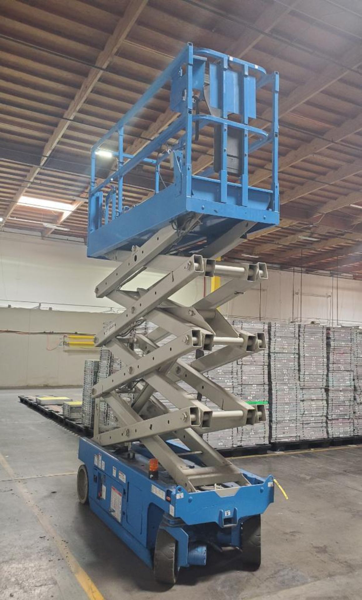 GENIE 32' SCISSOR LIFT; 110-VOLT CHARGER - Image 4 of 4