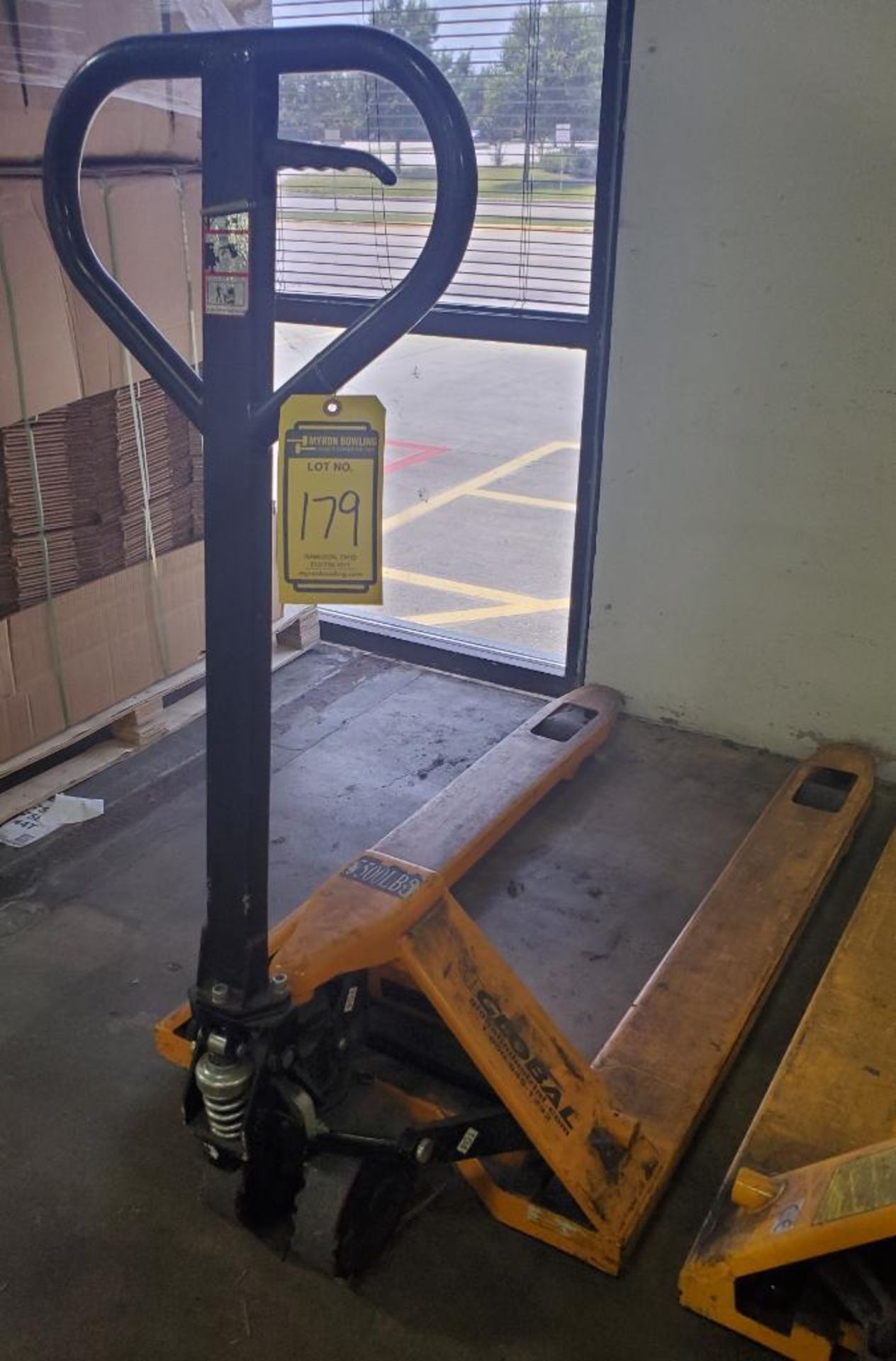 GLOBAL 5,500 LB. CAPACITY PALLET TRUCK - Image 2 of 2