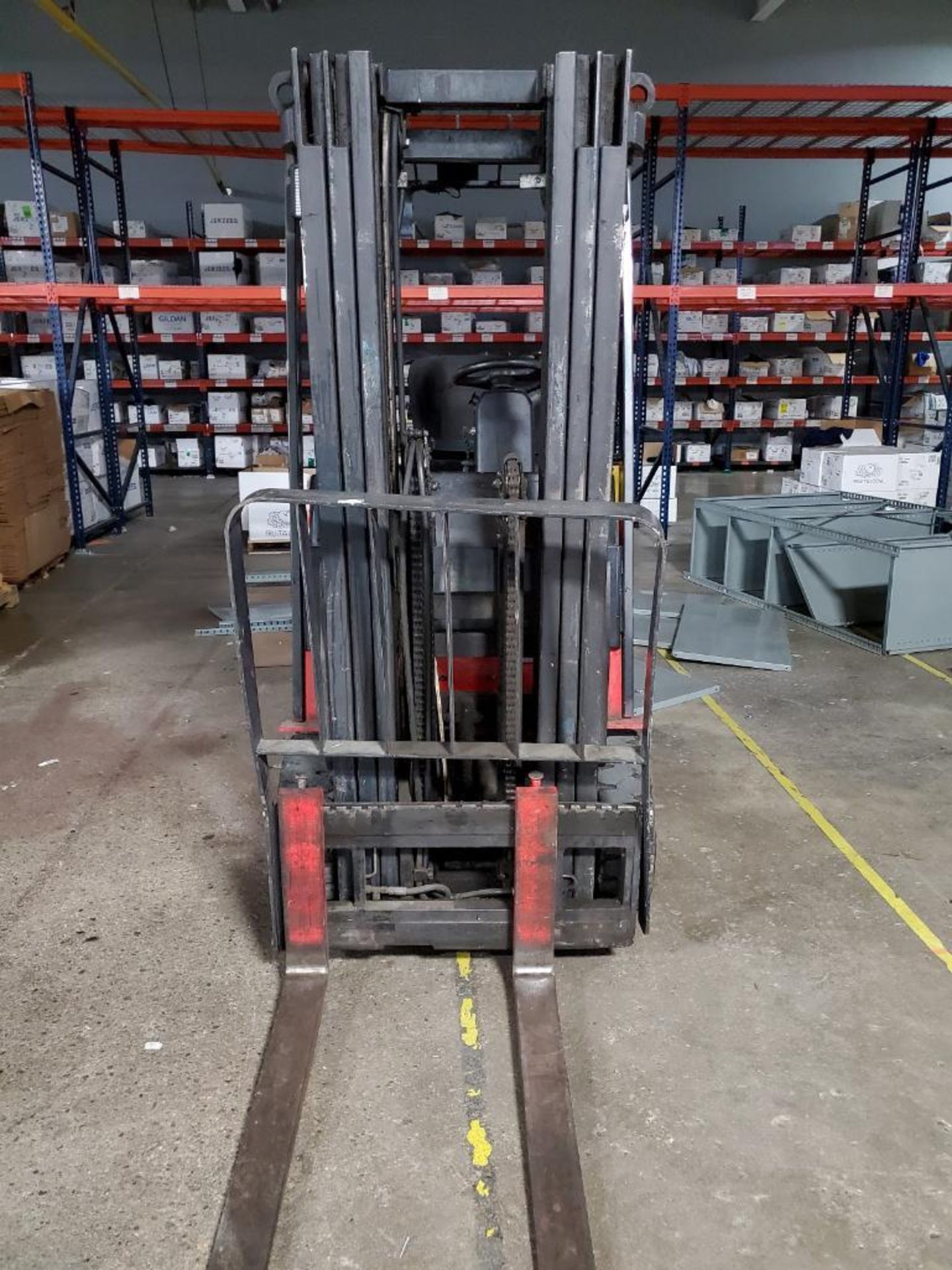 RAYMOND 5,000 LB. 36 V. FORKLIFT, SIDESHIFT, 3-STAGE, 42'' FORK, MODEL 470-C50HM, S/N 470-07-HM10528 - Image 3 of 8