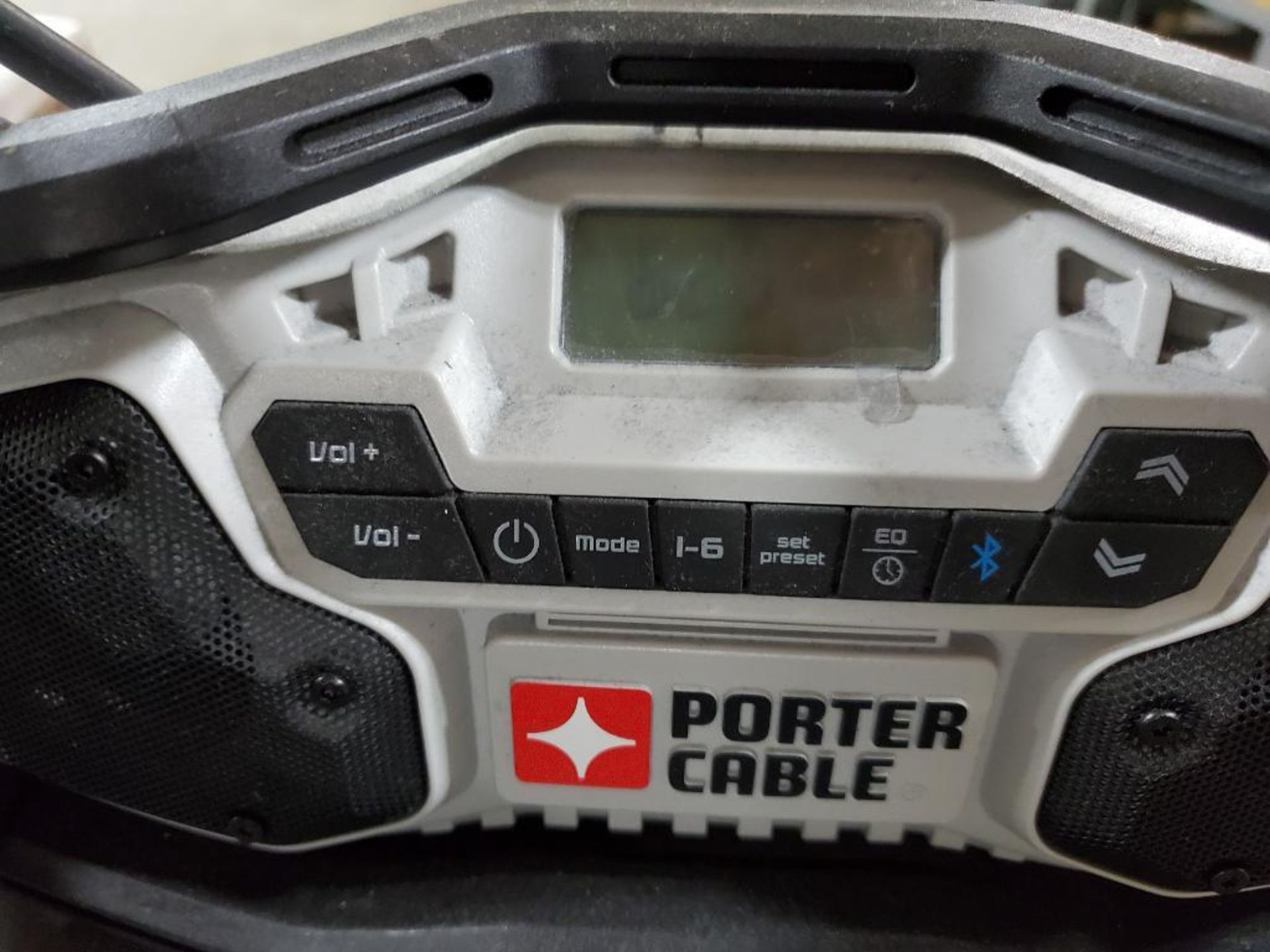 (4) PORTER CABLE JOB RADIOS, INPUT 0.4A/20V MAX DC, BACK-UP BATTERY 30V BATTERY (NO BATTERY) - Image 5 of 5