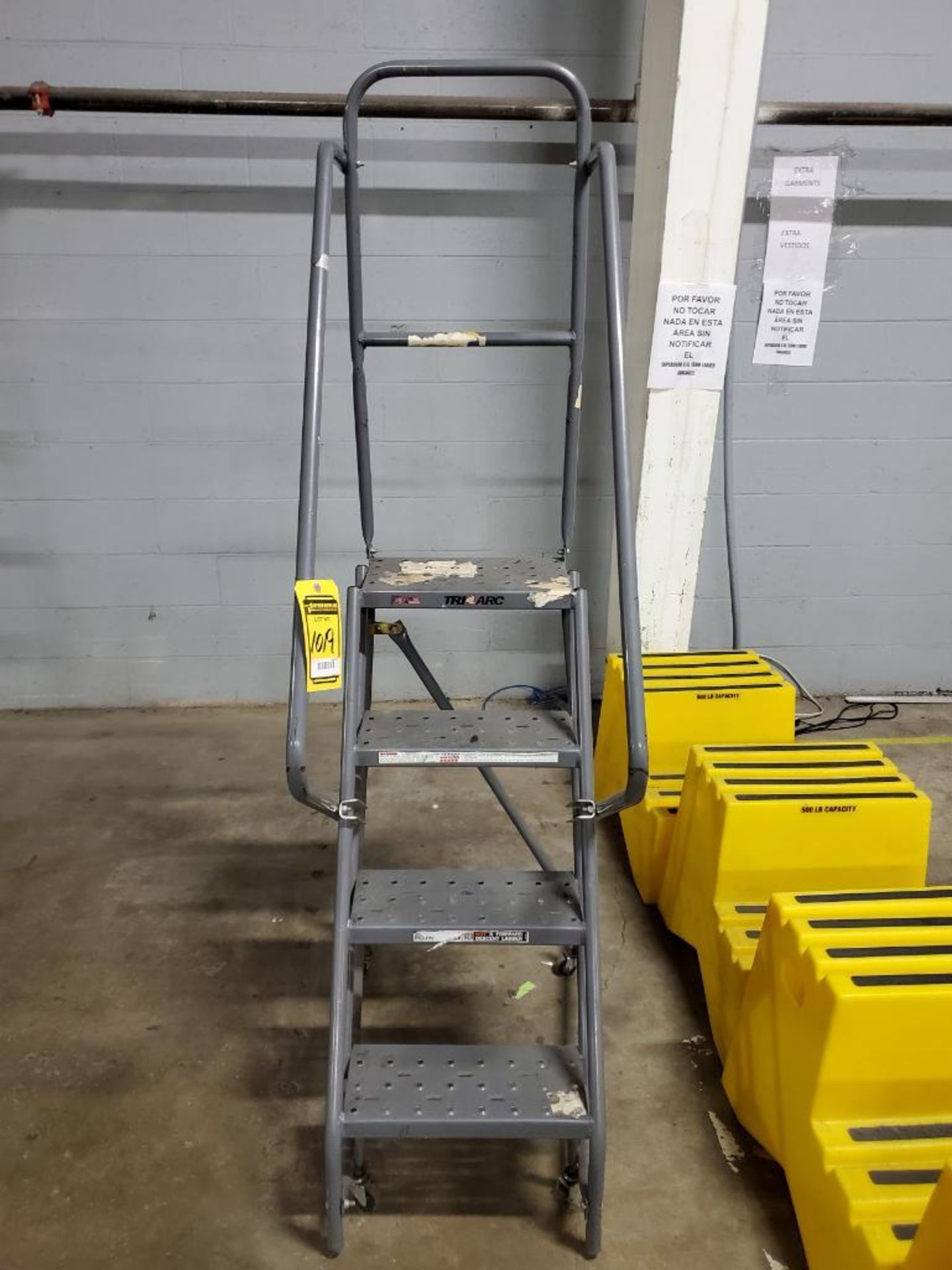 TRI-ARC 40''T ROLLING STEP LADDER