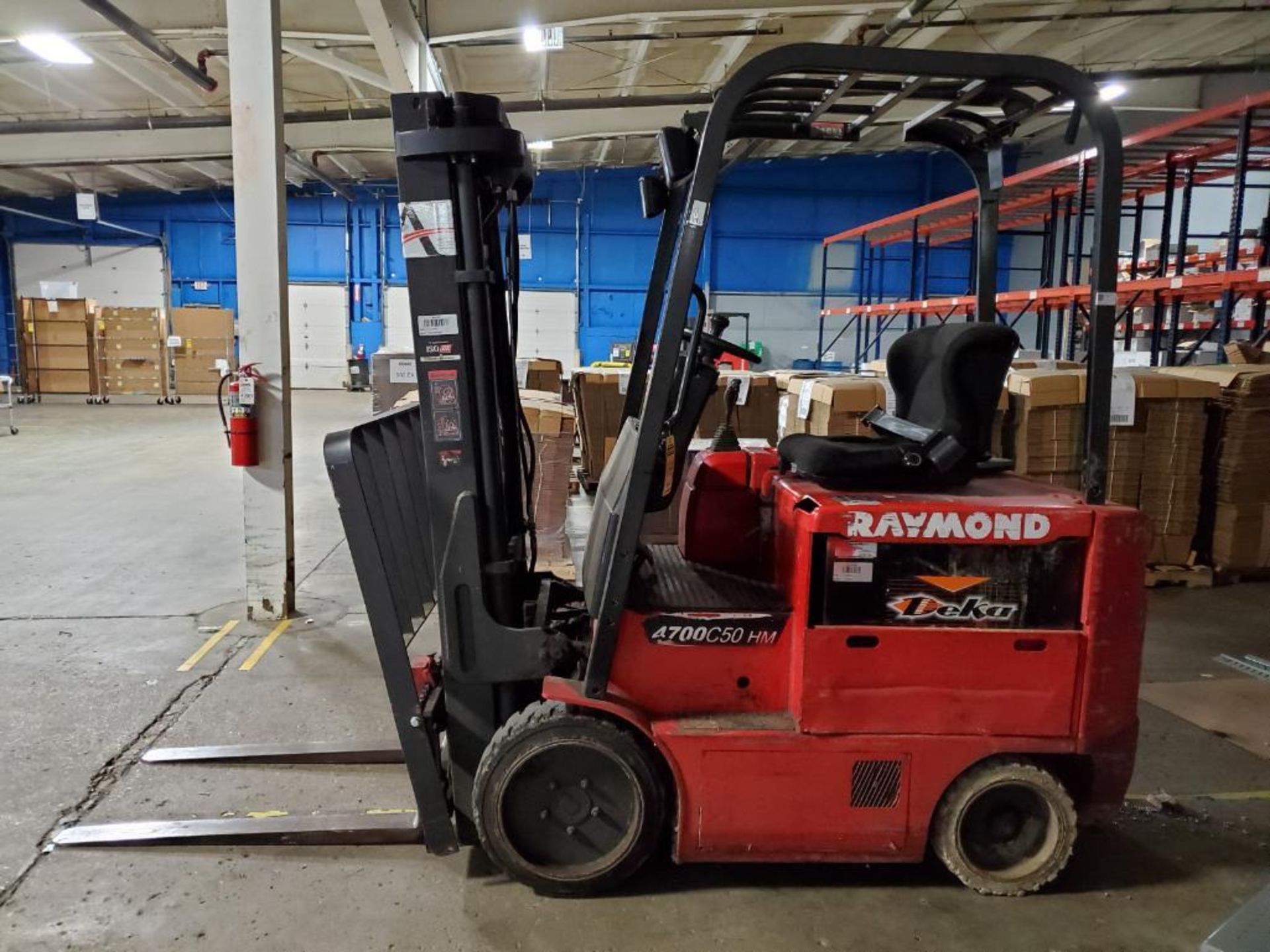 RAYMOND 5,000 LB. 36 V. FORKLIFT, SIDESHIFT, 3-STAGE, 42'' FORK, MODEL 470-C50HM, S/N 470-07-HM10528