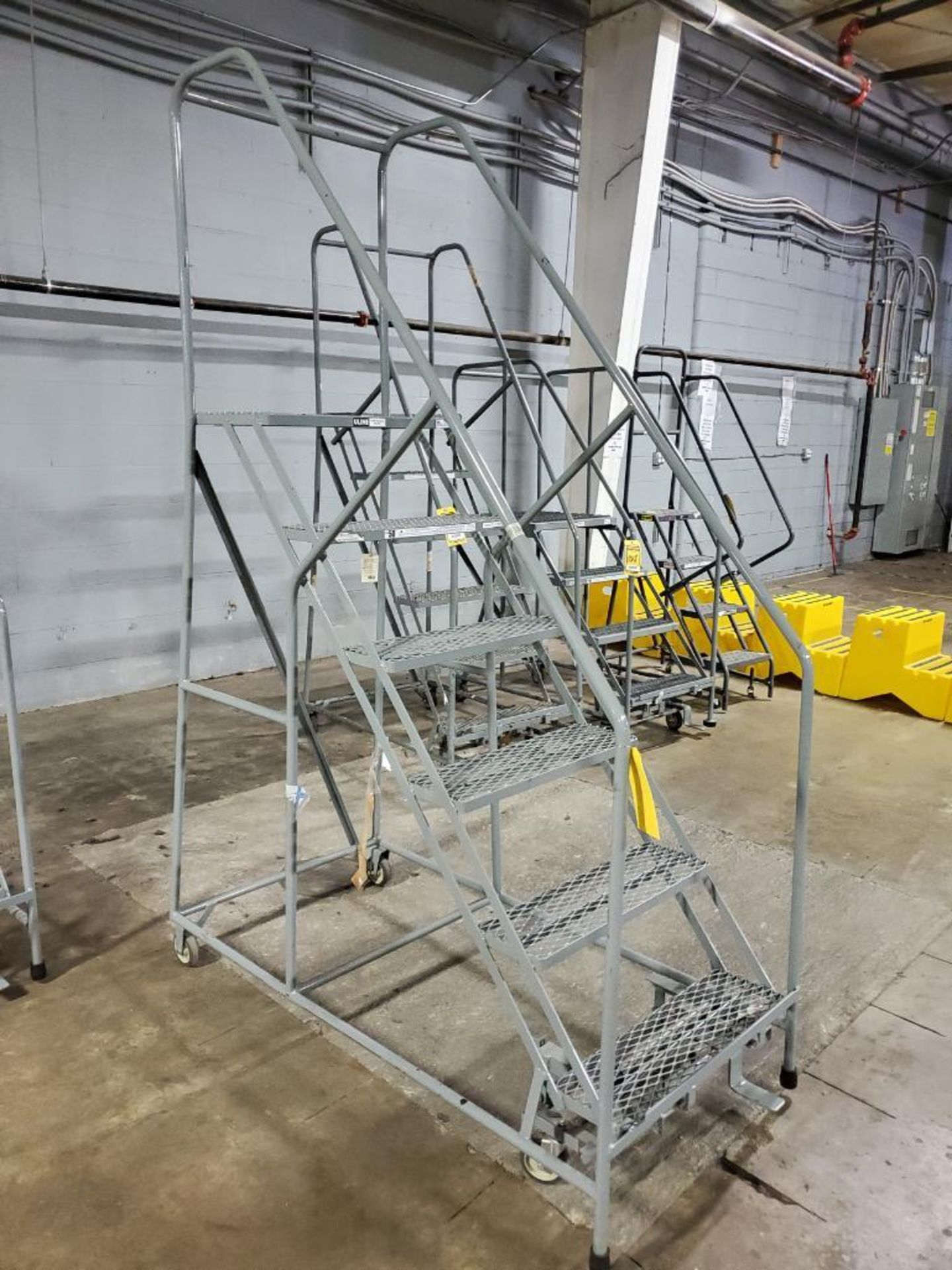 ULINE 5'T ROLLING STEP LADDER