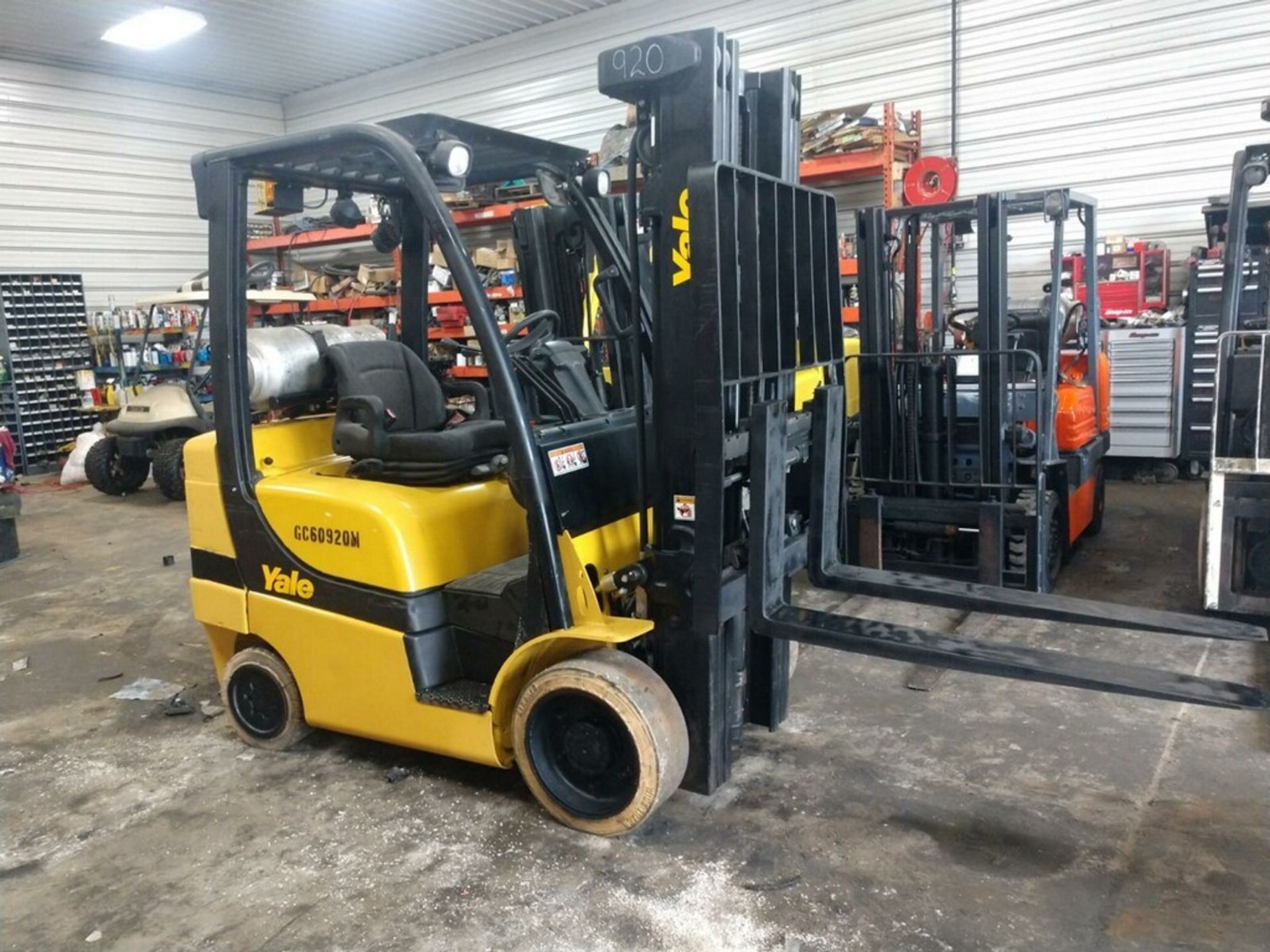 2014 YALE 6,000-LB. CAPACITY FORKLIFT, MODEL GLC060VX, S/N B910V02920M, LPG, LEVER SHIFT TRANSMISSIO