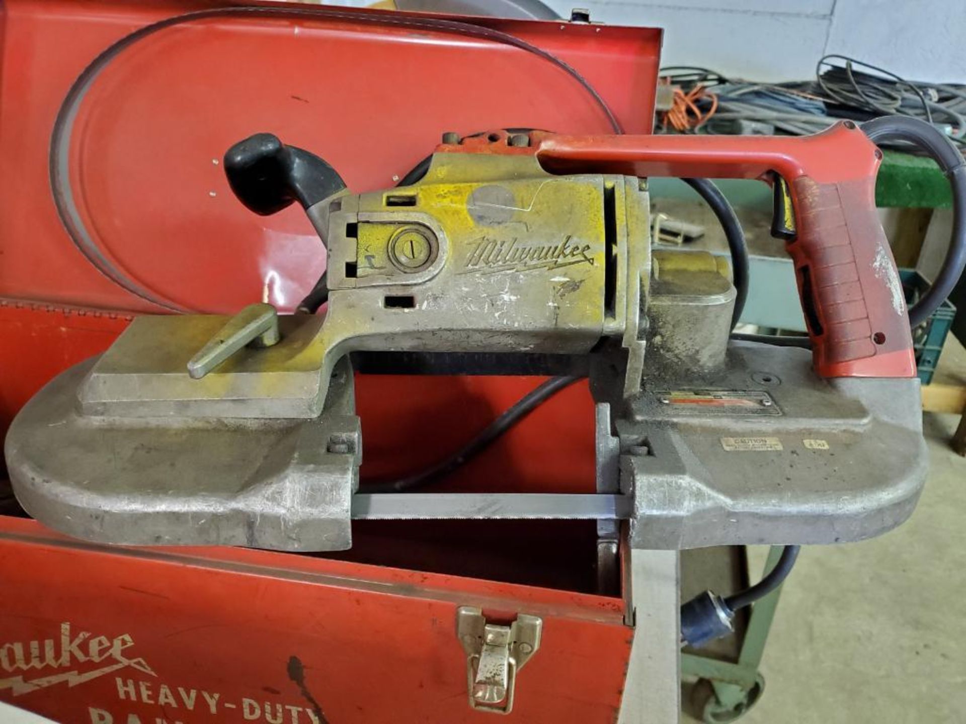MILWAUKEE HEAVY DUTY PORTABLE BAND SAW WITH SPARE BLADE BANDS - Image 3 of 6