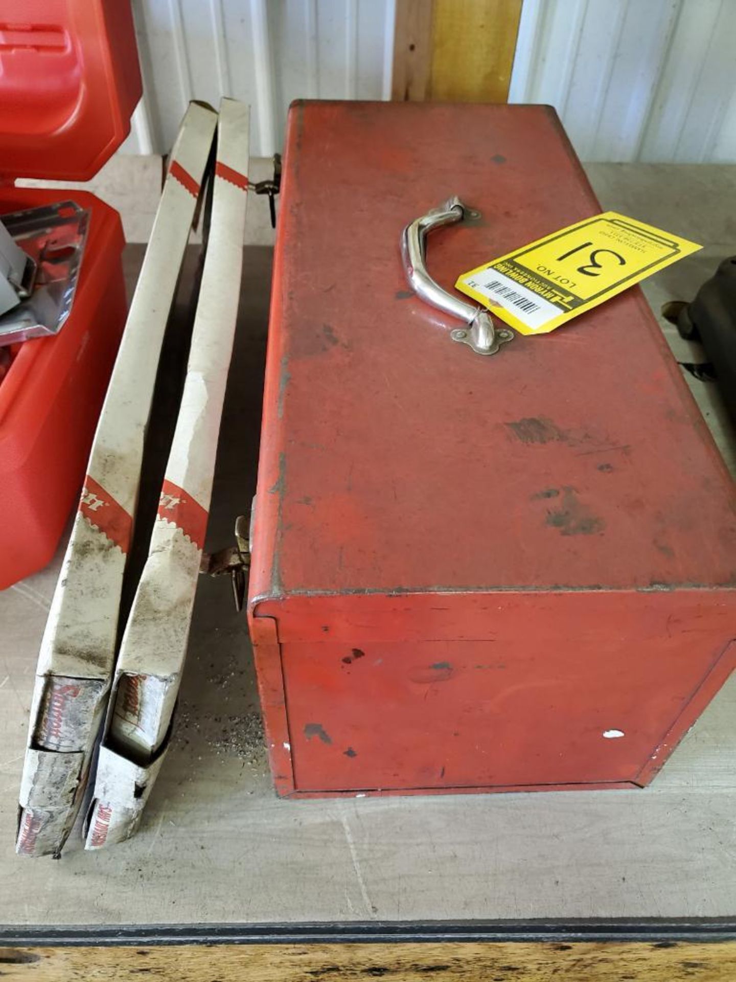 MILWAUKEE HEAVY DUTY PORTABLE BAND SAW WITH SPARE BLADE BANDS