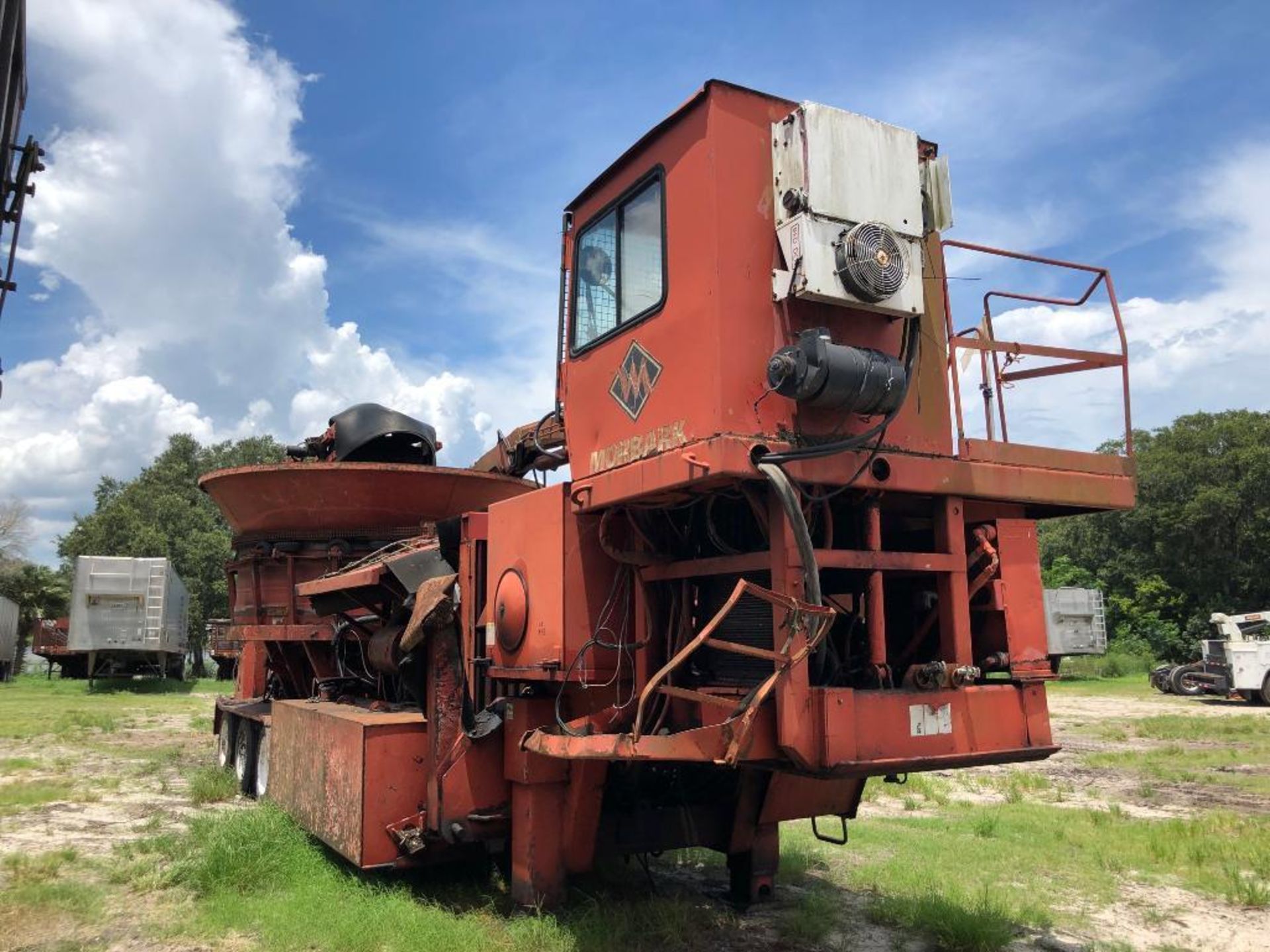 2007 MOBARK 1300 TUB GRINDER TRI-AXLE CARRIER, VIN 571407, 45' TRANSPORT LENGTH, 13' 6'' TRANSPORT H - Image 7 of 11