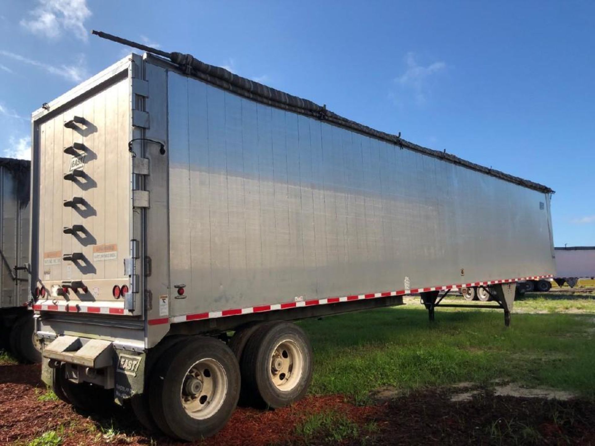 2016 EAST GENESIS 48' T/A WALKING FLOOR TRAILER, GVWR 80,000 LB. 23,000 LB. AXELS , 8.25 X 22.5 WHEE - Image 7 of 12