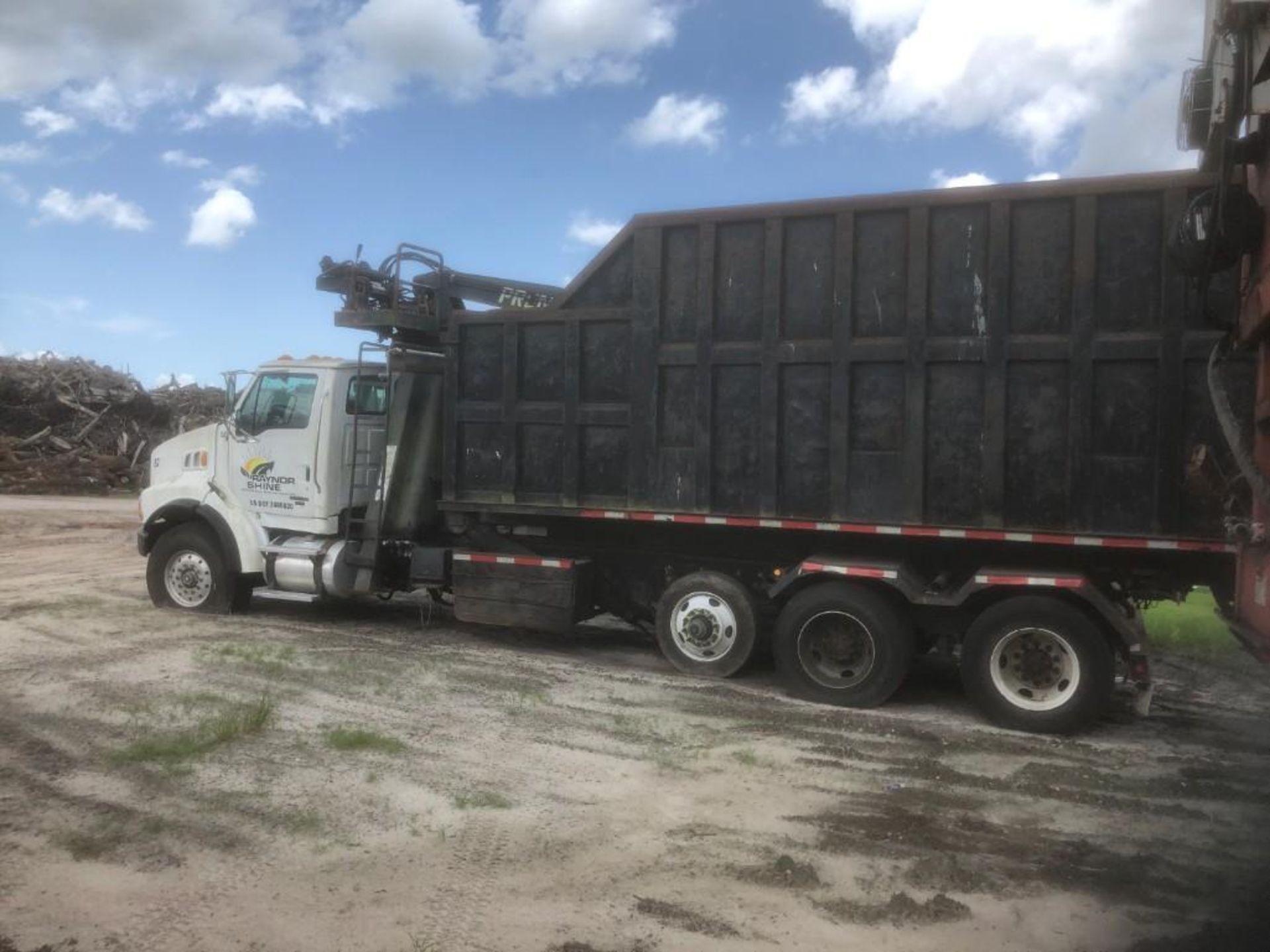 2005 STERLING 9513 GRAPPLE TRUCK, PRENTICE 124 GRAPPLE ARM, GALBREATH ROLL-OFF BED, MODEL US-OR-194, - Image 4 of 9