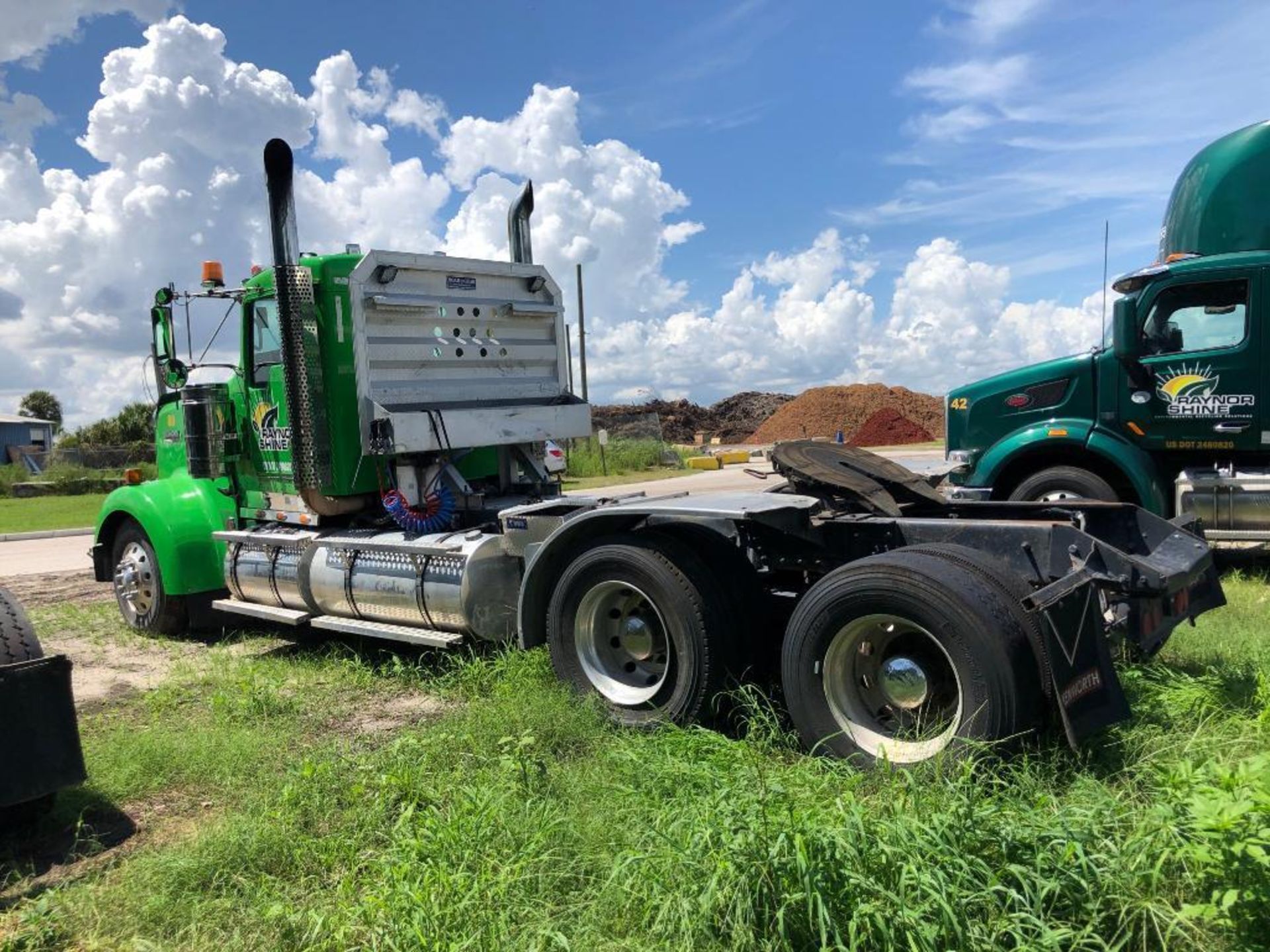 2009 KENWORTH W900L T/A TRACTOR, CUMMINS ISX550 DIESEL ENGINE, 345,005 MILES, WET KIT, ALUMINUM CHAI - Image 9 of 12