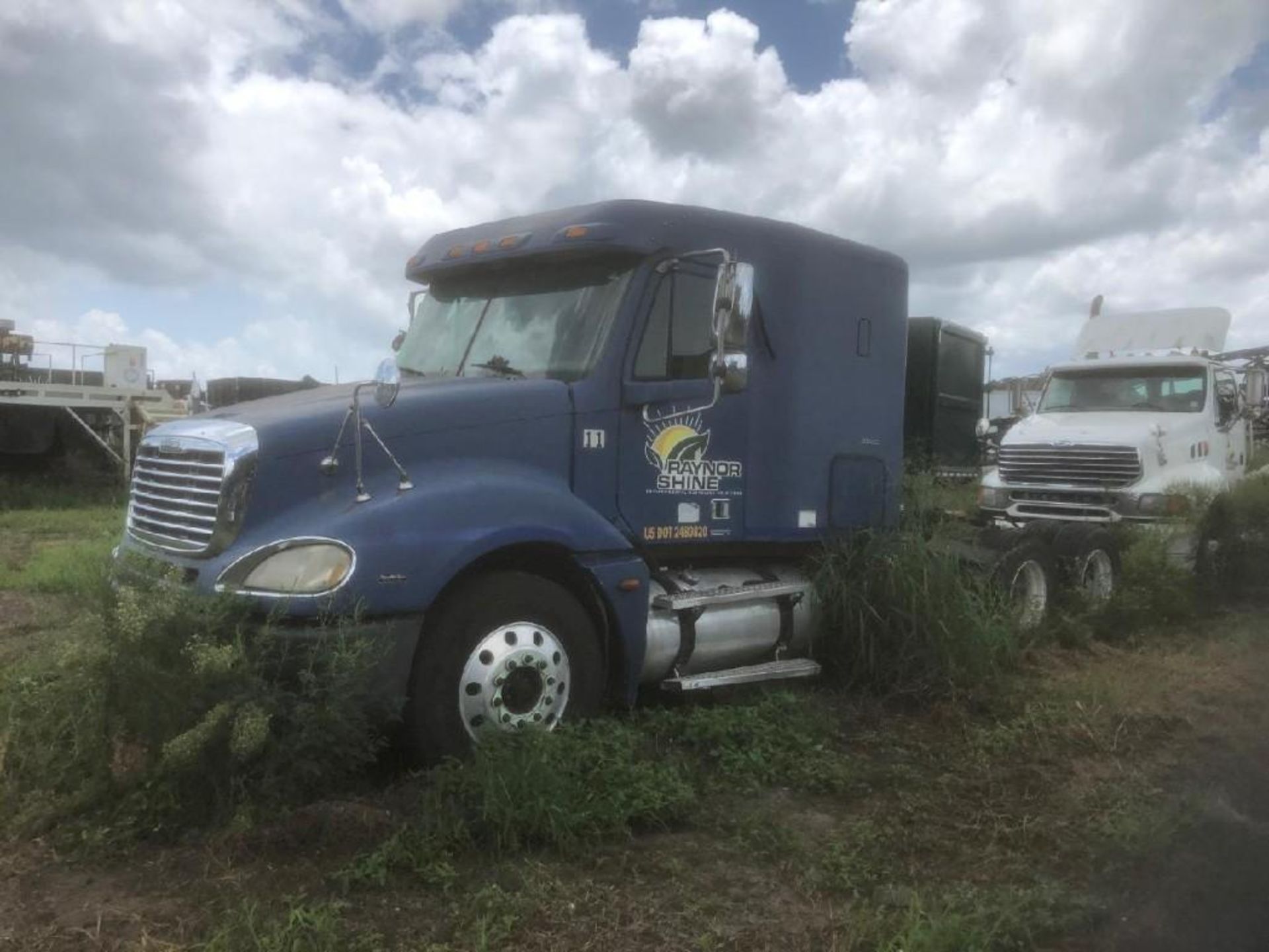 2005 FREIGHTLINER CL-120 T/A TRACTOR YARD TRUCK, VIN 1FUJA6V1SLV08441, 48'' FLAT TOP SLEEPER CAB, 6X - Image 4 of 8