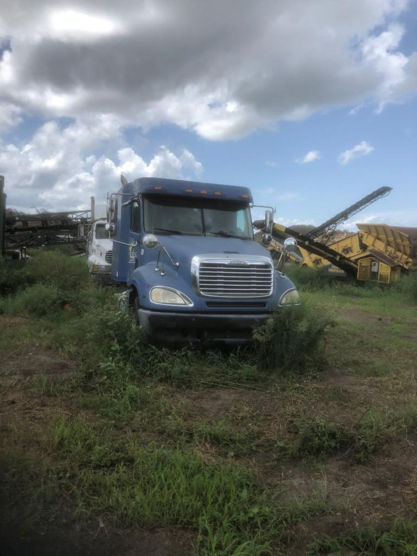 2005 FREIGHTLINER CL-120 T/A TRACTOR YARD TRUCK, VIN 1FUJA6V1SLV08441, 48'' FLAT TOP SLEEPER CAB, 6X - Image 6 of 8