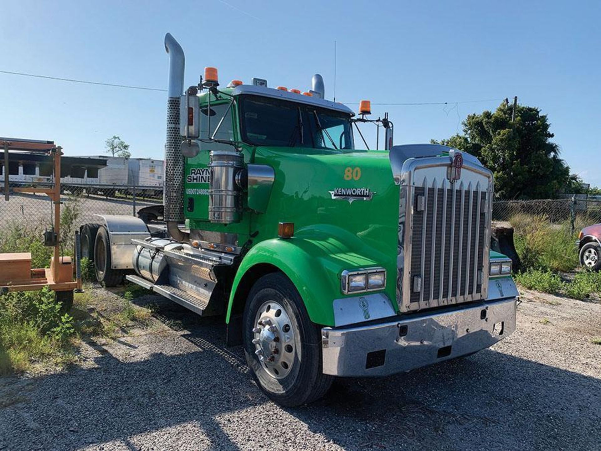 2009 KENWORTH W900L T/A TRACTOR, CUMMINS ISX550 DIESEL ENGINE, 345,005 MILES, WET KIT, ALUMINUM CHAI - Image 2 of 12