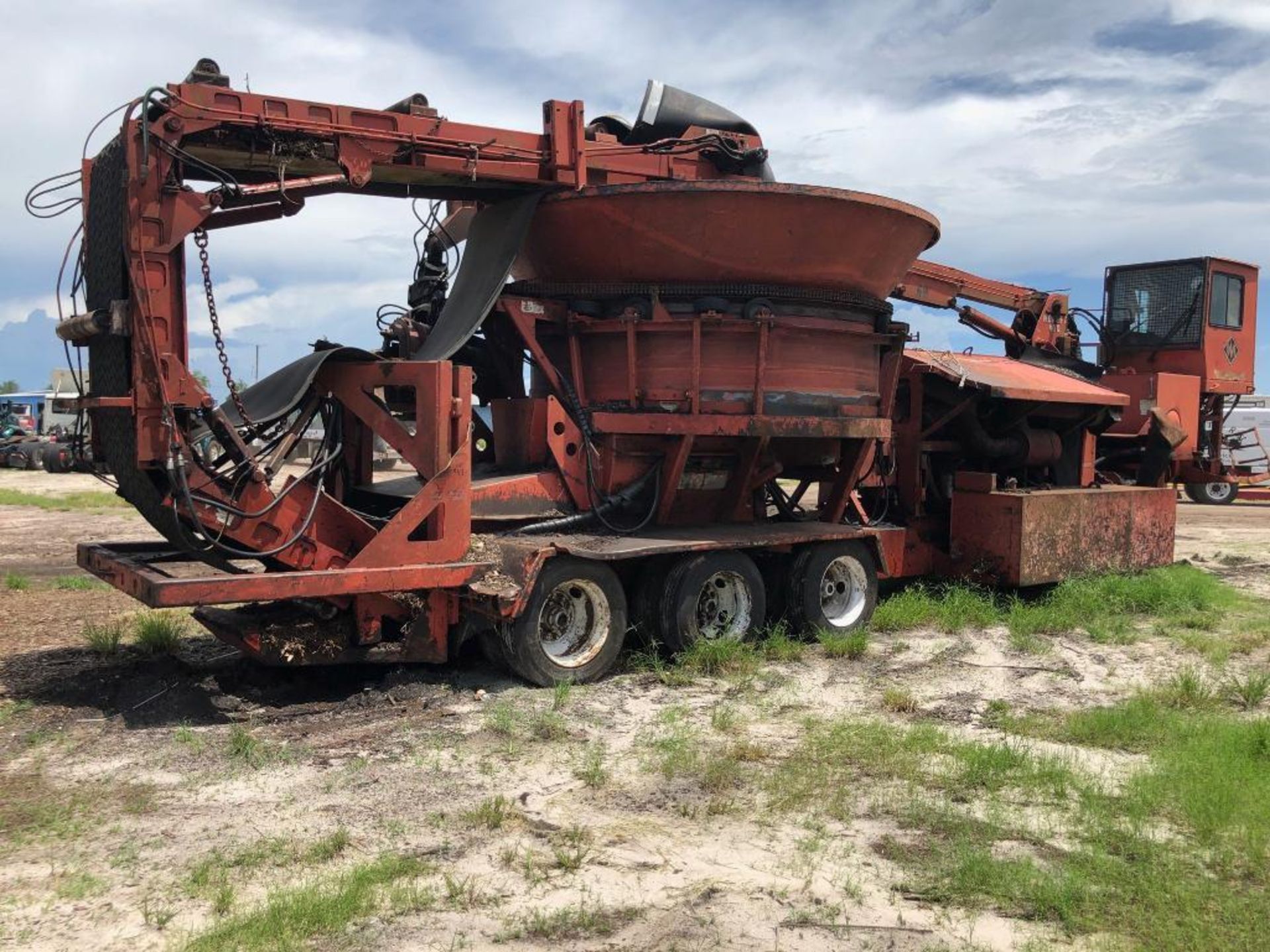 2007 MOBARK 1300 TUB GRINDER TRI-AXLE CARRIER, VIN 571407, 45' TRANSPORT LENGTH, 13' 6'' TRANSPORT H - Image 3 of 11