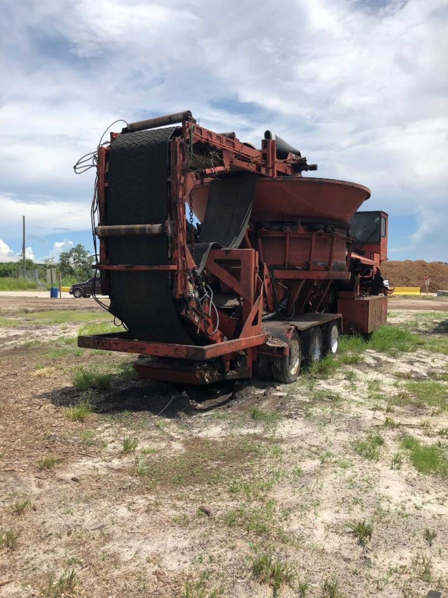 2007 MOBARK 1300 TUB GRINDER TRI-AXLE CARRIER, VIN 571407, 45' TRANSPORT LENGTH, 13' 6'' TRANSPORT H - Image 8 of 11