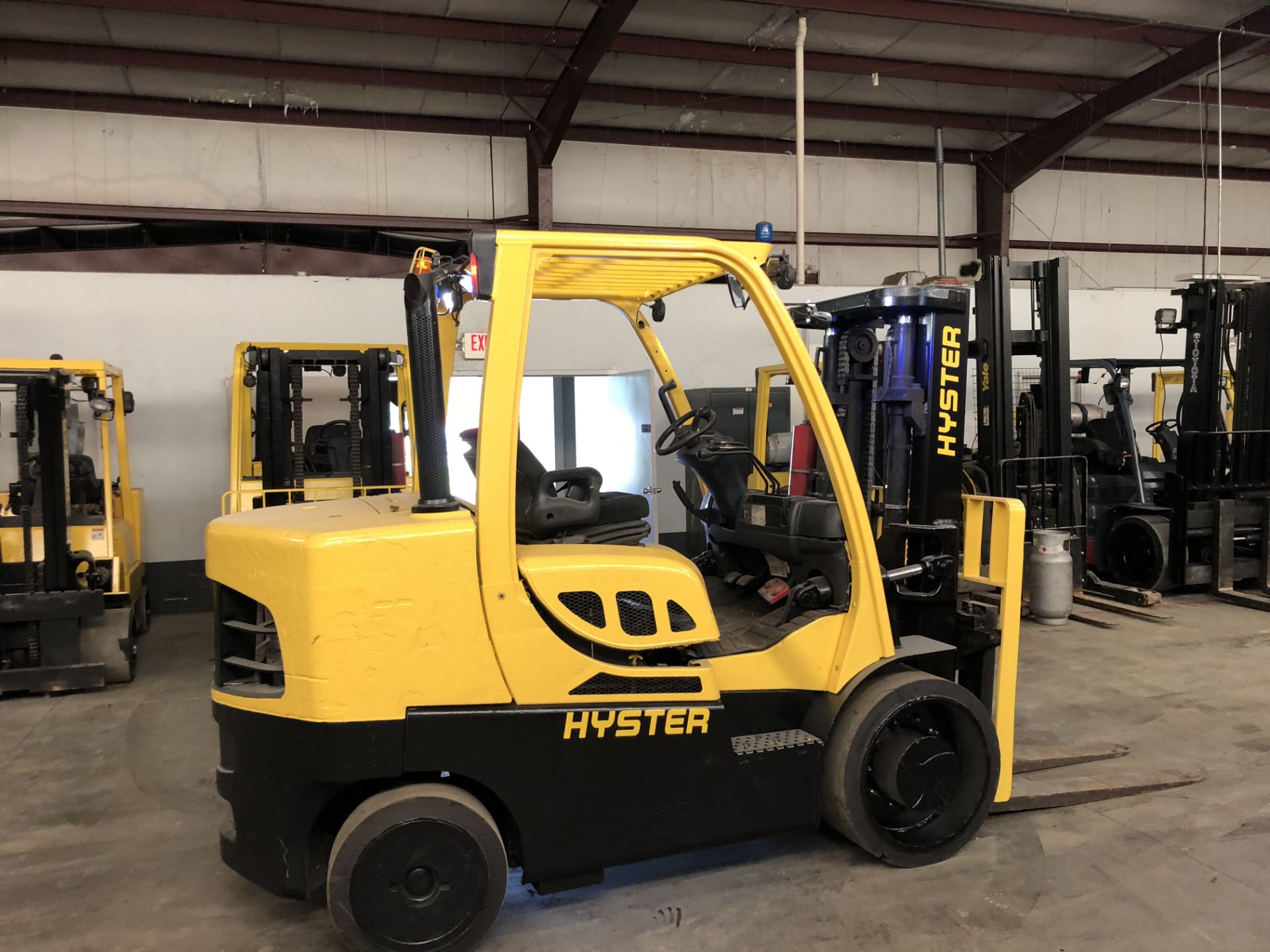 2017 HYSTER 15,000 LB. CAPACITY FORKLIFT, MODEL S155FT, SOLID TIRES, 2-STAGE MAST ***(LOCATED IN HAM - Image 5 of 12