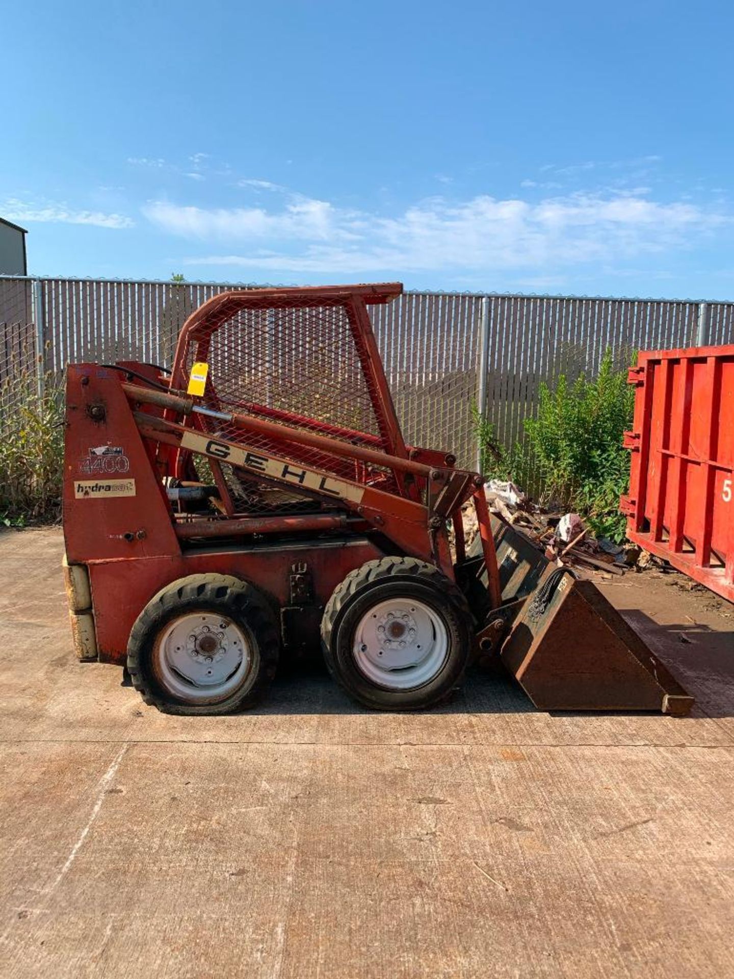 GEHL HYDRACAT 4400 SKID STEER, MODEL HL4400, S/N 001307, FORD IN-LINE 4-CYLINDER GAS ENGINE, 65'' BU