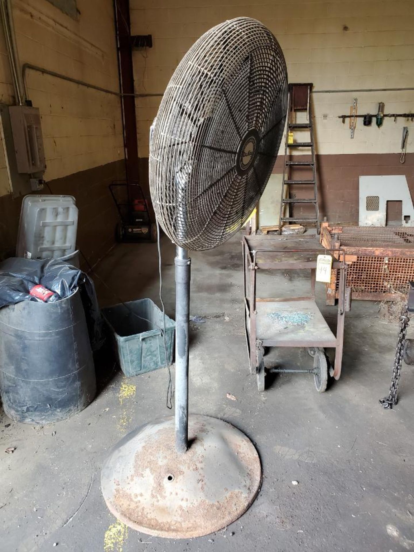 (5) INDUSTRIAL AND ASSORTED PEDESTAL FANS - Image 2 of 6