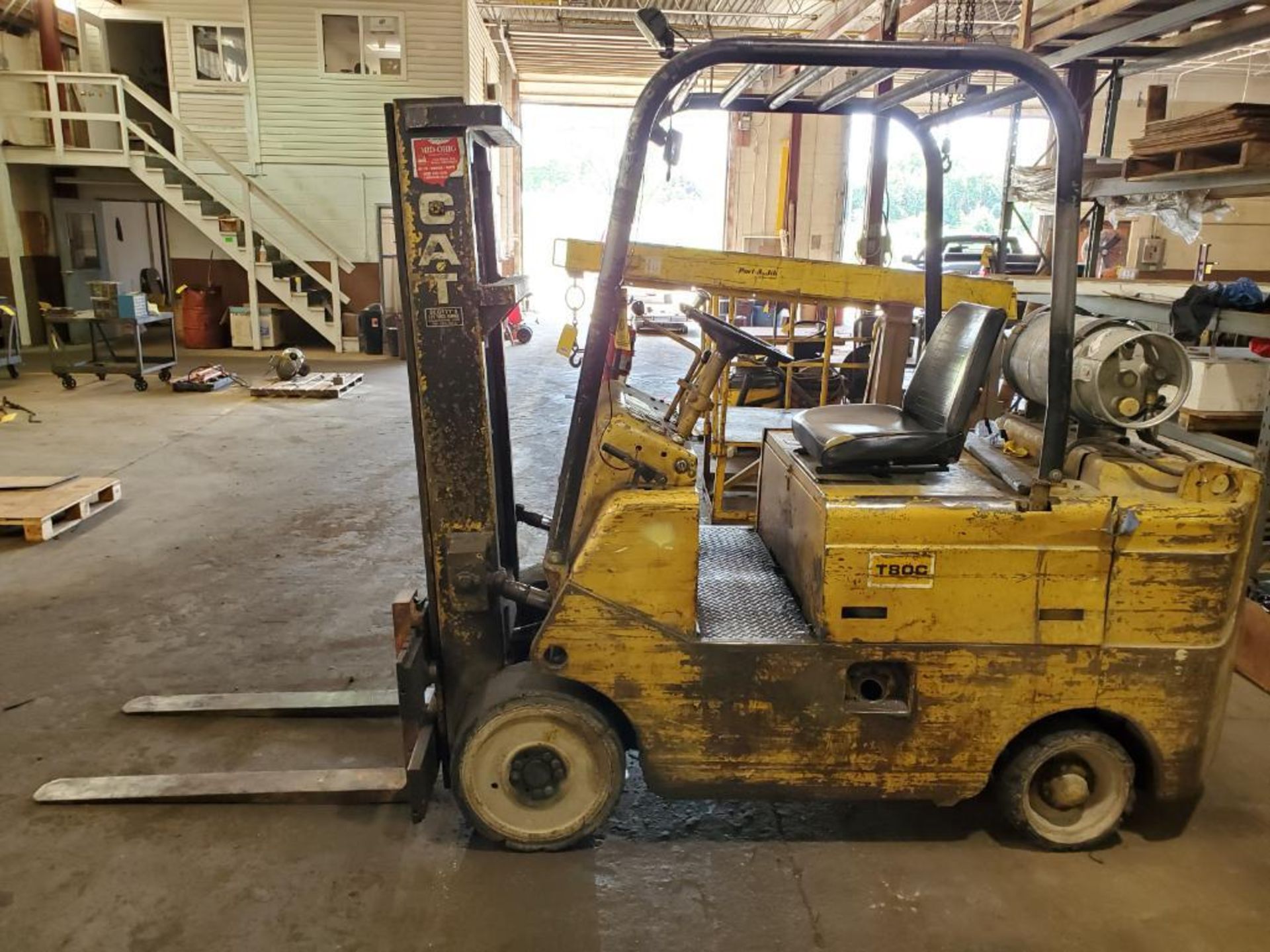 CATERPILLAR 8,000 LB. FORKLIFT, MODEL T80C, S/N 41L425, 121" LIFT HEIGHT, LP, 81-1/2" 2-STAGE - Image 6 of 10