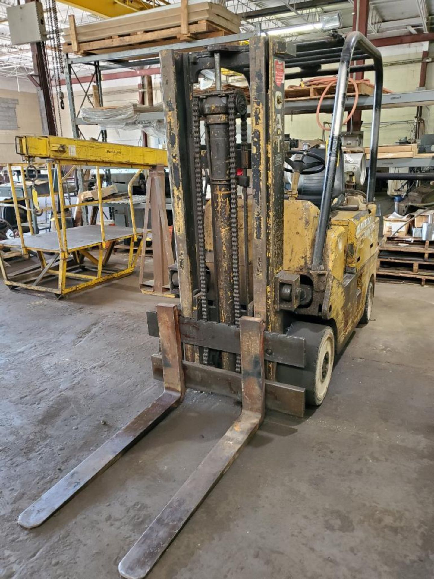 CATERPILLAR 8,000 LB. FORKLIFT, MODEL T80C, S/N 41L425, 121" LIFT HEIGHT, LP, 81-1/2" 2-STAGE - Image 5 of 10