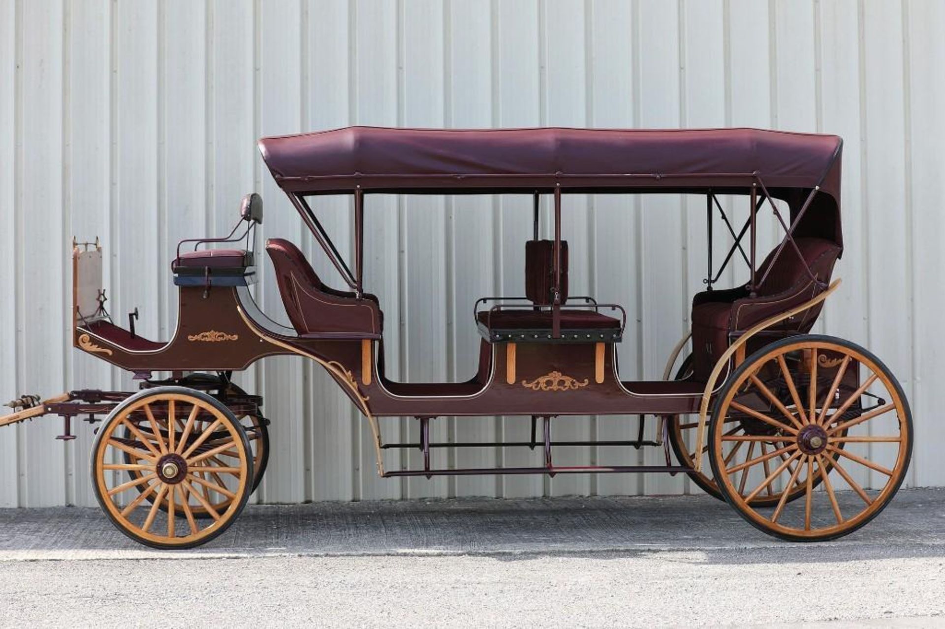 ROBERTS Hotel Coach, New - Never Hitched