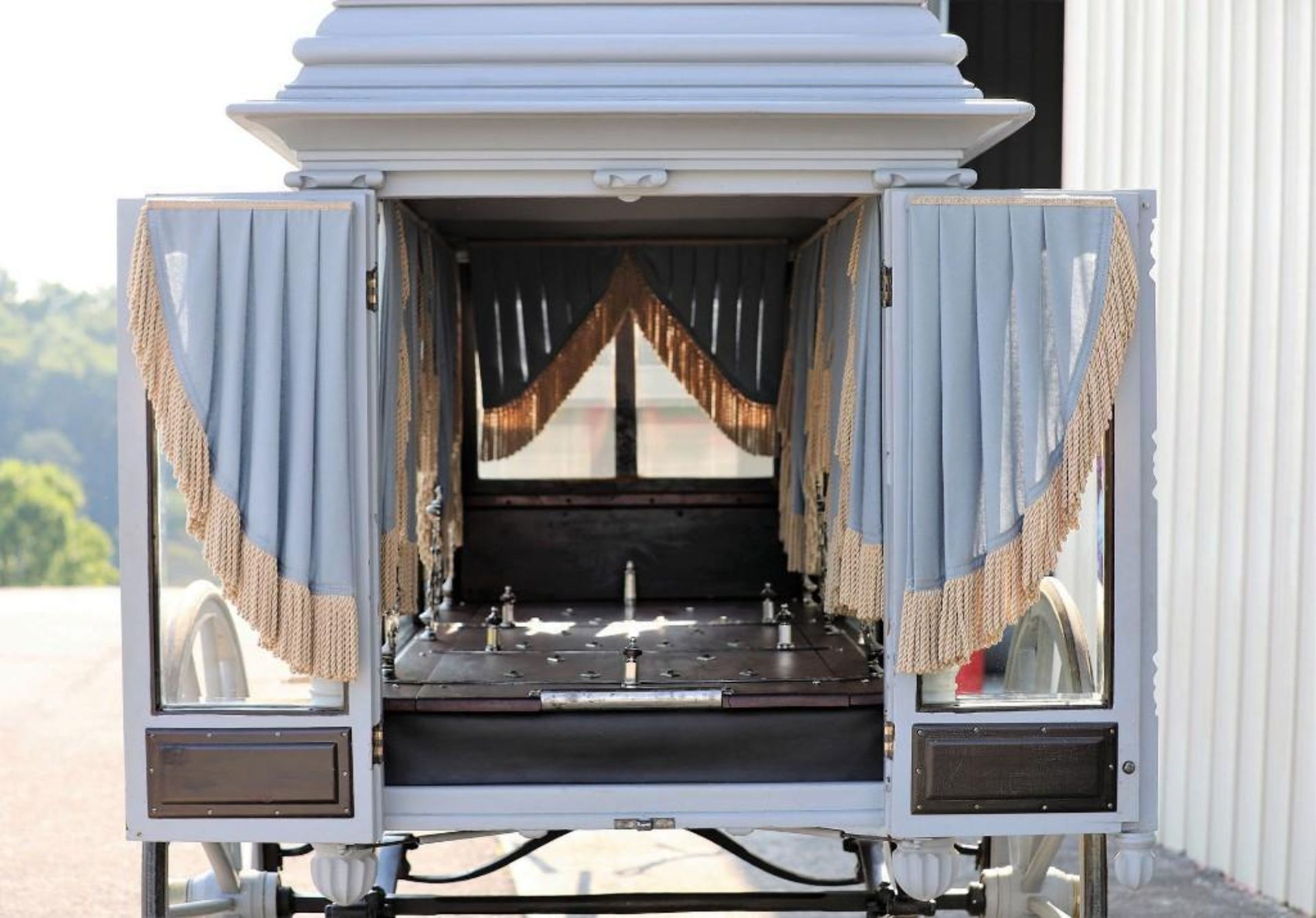 MERTS & RIDDLE HEARSE MFG. Hearse, Setup for 1, 2, or 4 Horse. Located in Ravenna, Ohio. Ornate Lamp - Image 3 of 5