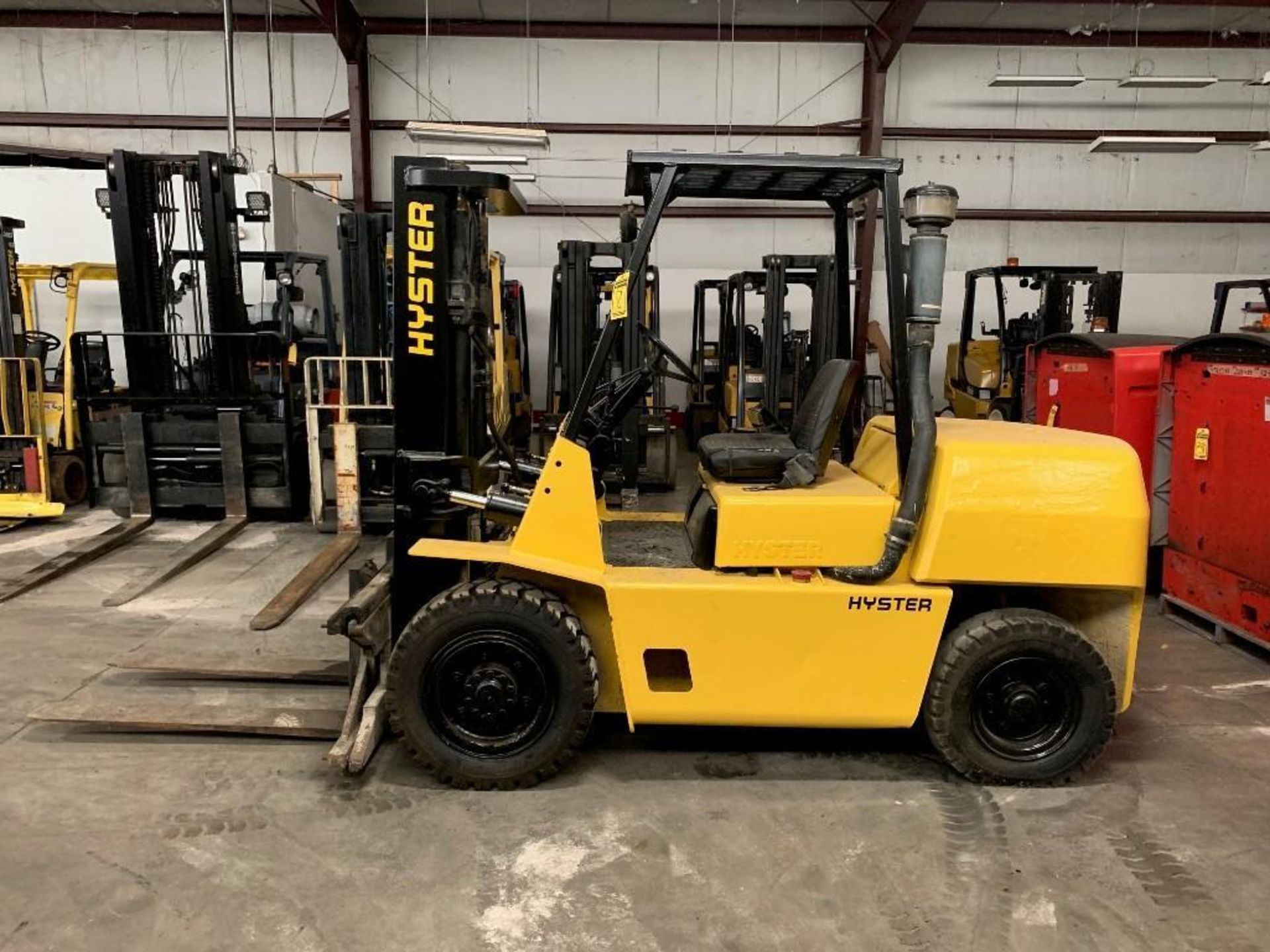 HYSTER 9,000-LB. CAPACITY FORKLIFT, MODEL H90XLS, S/N G005D08318T, DIESEL, LEVER SHIFT TRANSMISSION, - Image 2 of 14