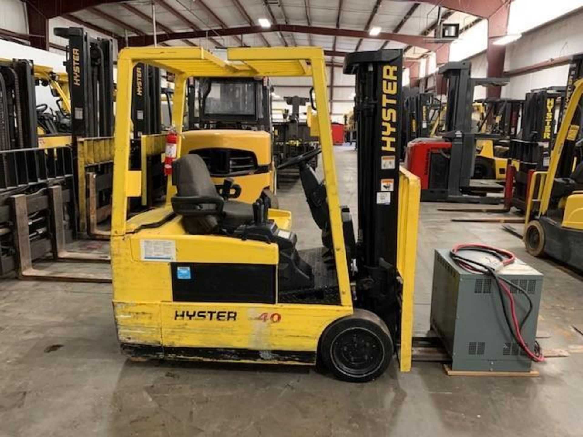 1997 HYSTER 4,000-LB. CAPACITY 3-WHEEL FORKLIFT, MODEL J40XMT, S/N F160N01535U, W/ 36-VOLT - Image 4 of 14