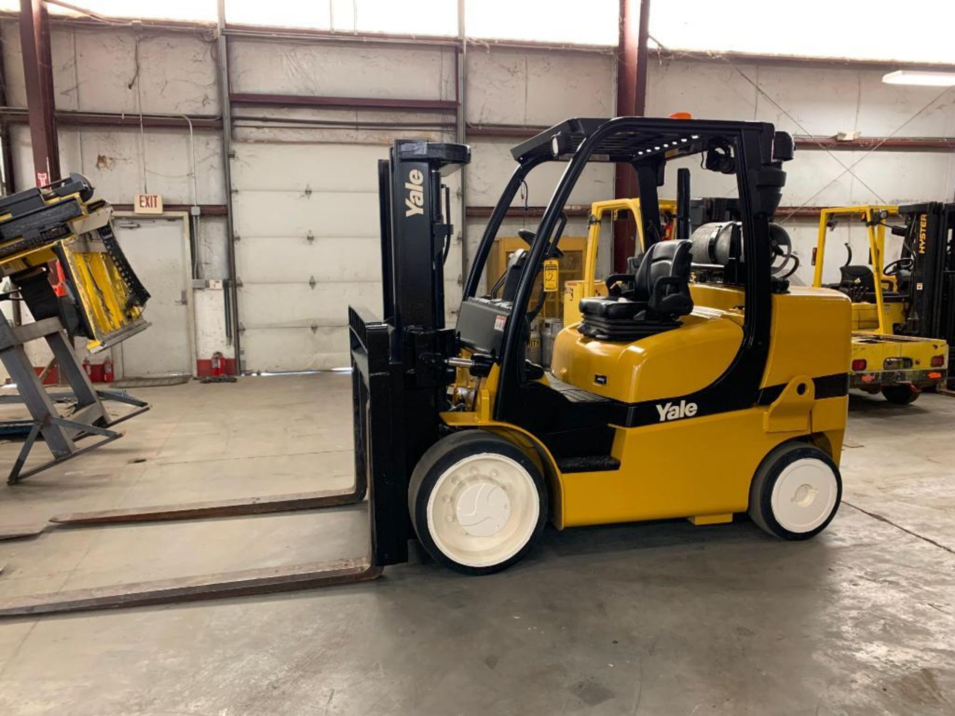 2015 YALE 15,500-LB. CAPACITY FORKLIFT, MODEL GLC155VX, S/N F879V01806N, LPG, LEVER SHIFT - Image 3 of 7