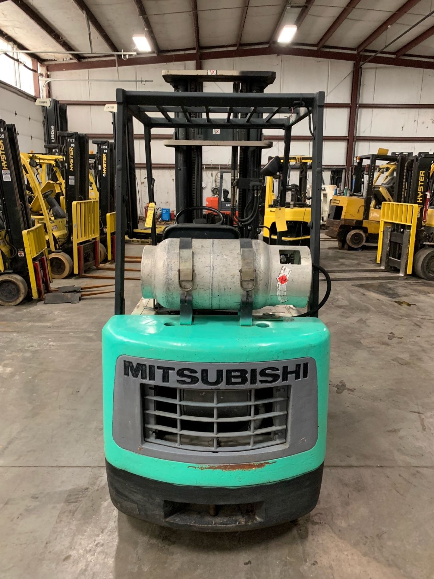 MITSUBISHI 4,000-LB. CAPACITY FORKLIFT, MODEL: FGC20, S/N: AF82B01499, LPG, SOLID TIRES, 3-STAGE - Image 3 of 10