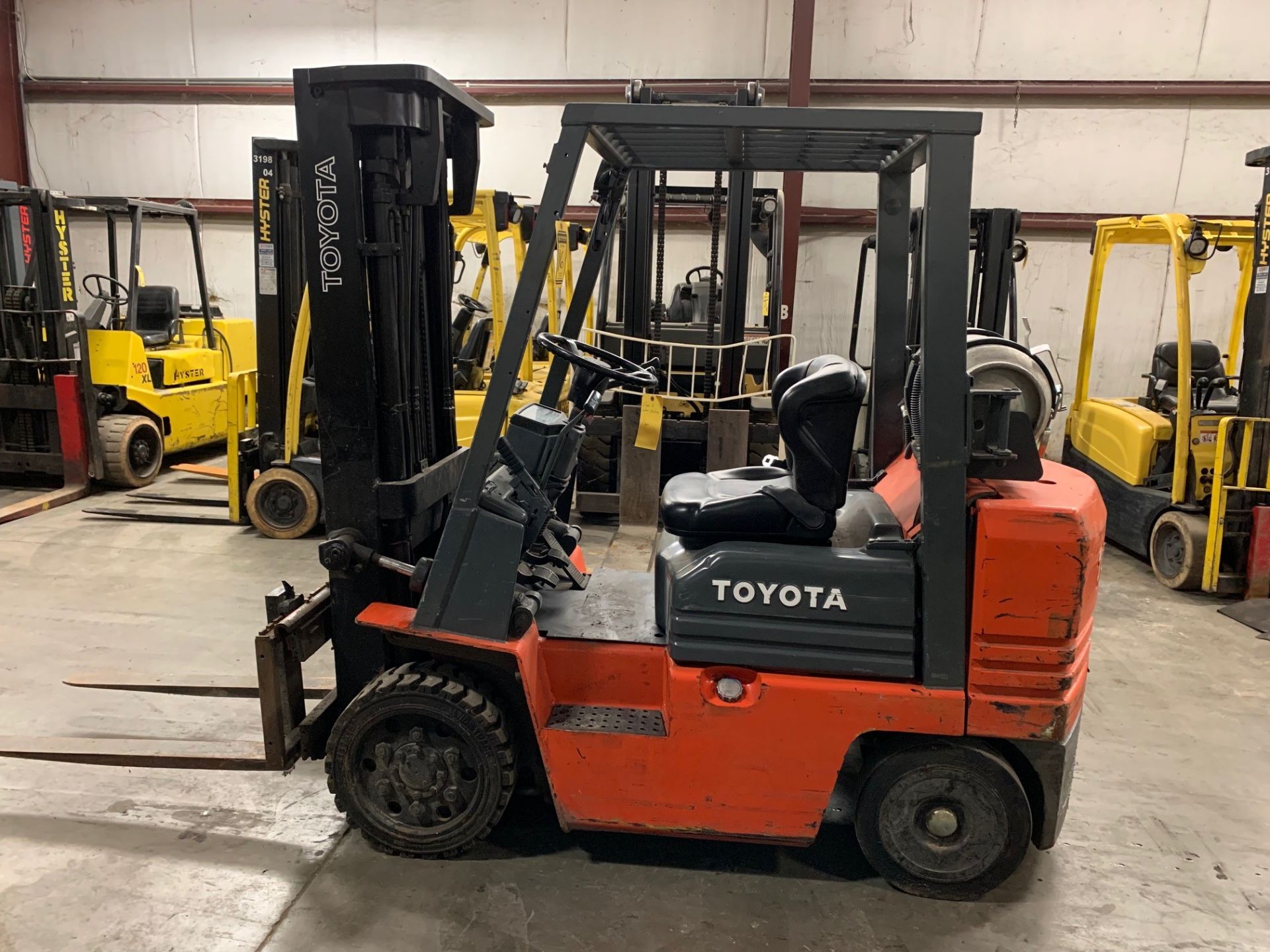 TOYOTA 5,000-LB. CAPACITY FORKLIFT, MODEL 5FGC25, S/N 71573, LPG, LEVER SHIFT TRANSMISSION, 3- - Image 6 of 10