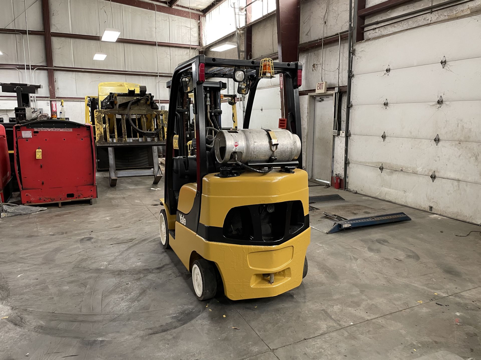 2013 YALE 5,000-LB. CAPACITY FORKLIFT, MODEL GLC050VX, S/N NA, LPG, MONOTROL TRANSMISSION, 3-STAGE - Image 4 of 5