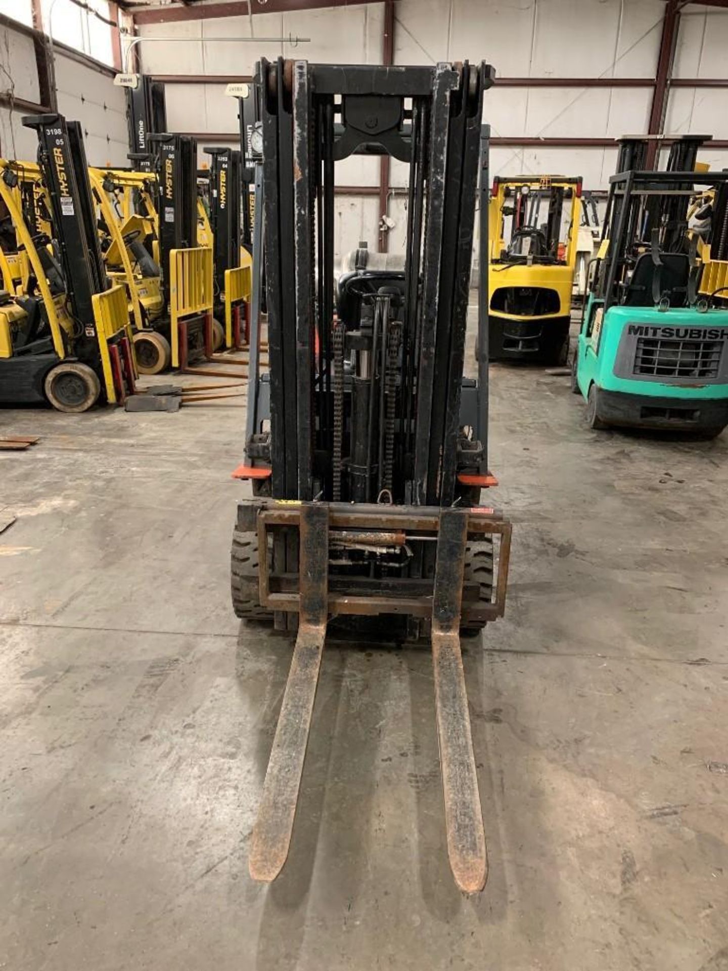 TOYOTA 5,000-LB. CAPACITY FORKLIFT, MODEL 5FGC25, S/N 71573, LPG, LEVER SHIFT TRANSMISSION, 3- - Image 5 of 10