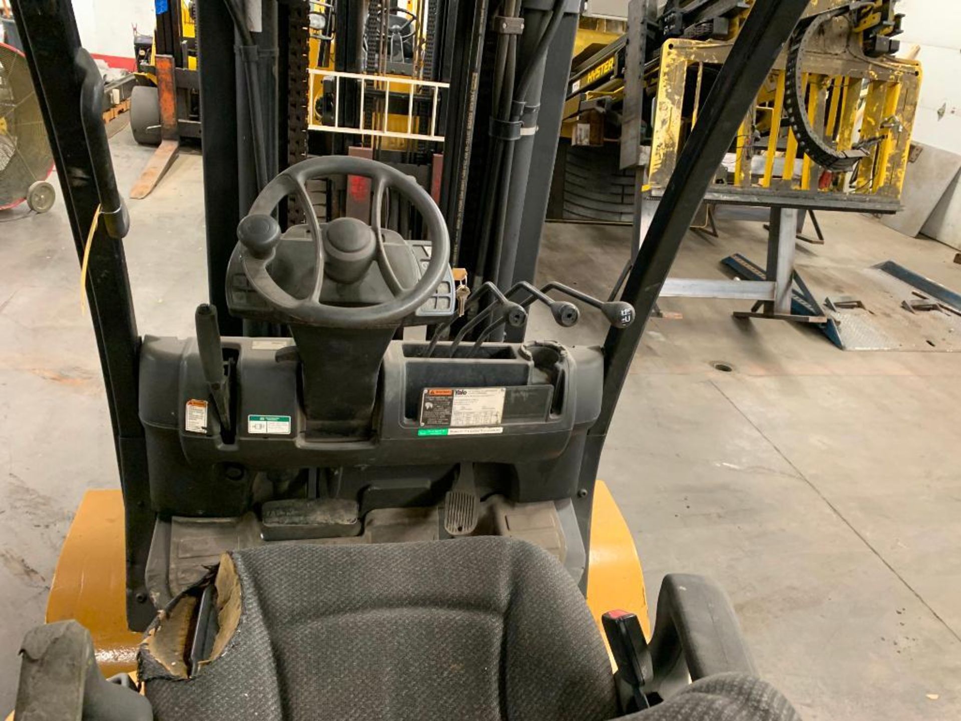 2014 YALE 12,000-LB. CAPACITY FORKLIFT, MODEL GLC120VX, S/N F818V02636M, LPG, LEVER SHIFT - Image 5 of 5