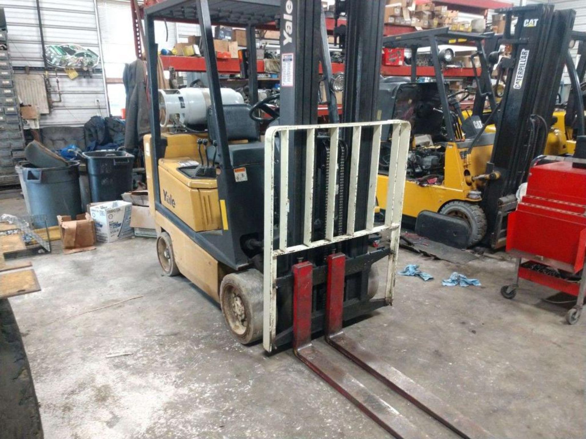 YALE 4,000-LB. CAPACITY FORKLIFT, MODEL: GLC040, S/N: N593043, LPG, SOLID TIRES, 3-STAGE MAST, - Image 3 of 7